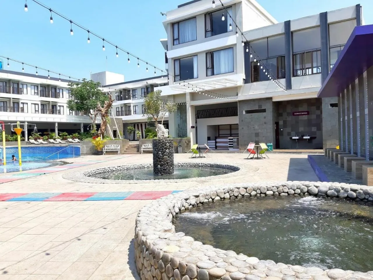 Swimming pool in Harmoni Hotel Garut