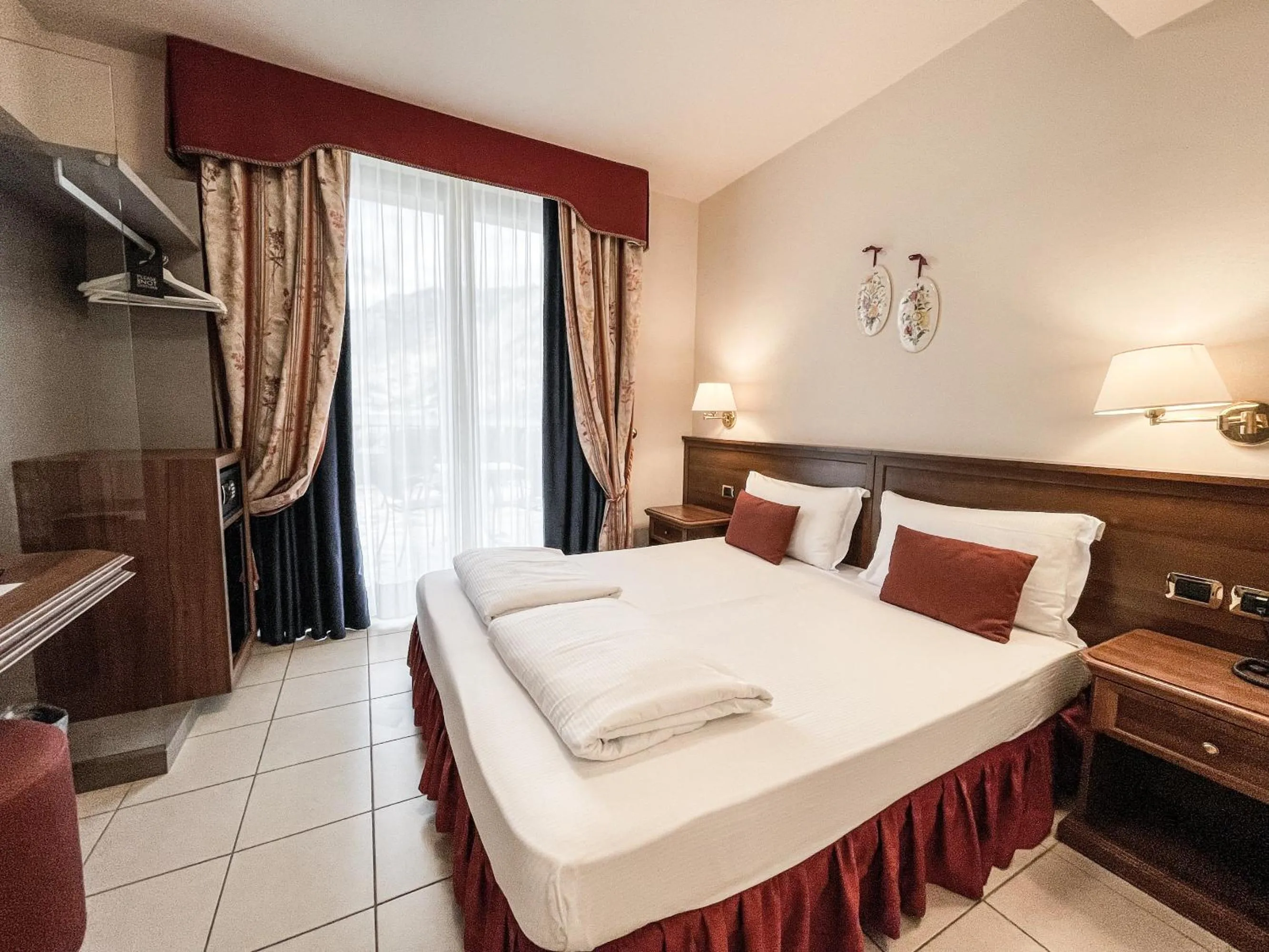 Bedroom, Bed in Hotel Oasi Beach