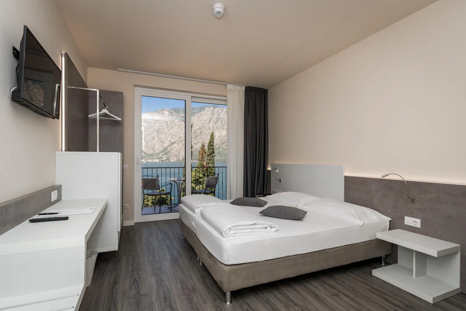 Photo of the whole room, Bed in Hotel Oasi Beach