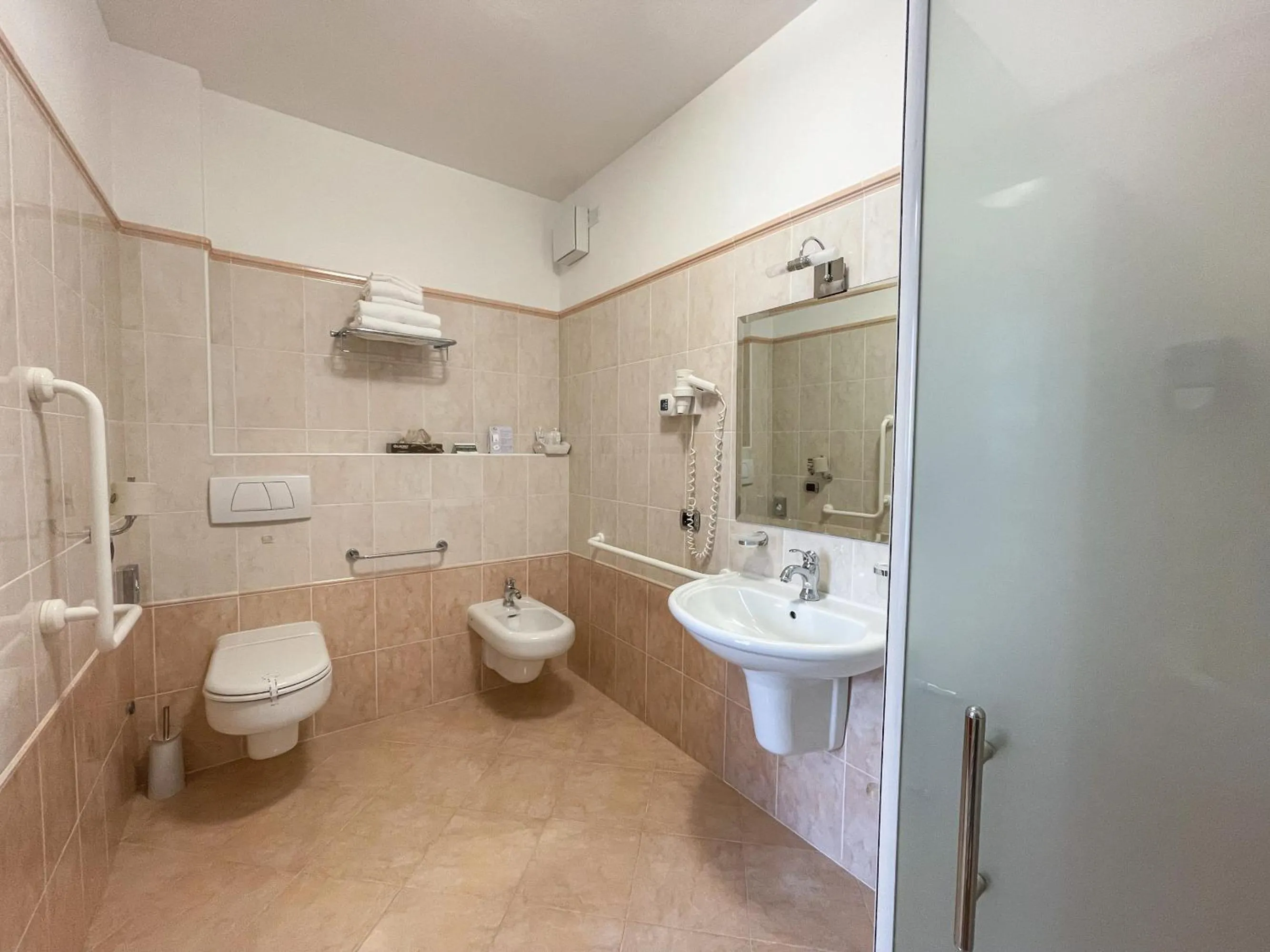 Bathroom in Hotel Oasi Beach