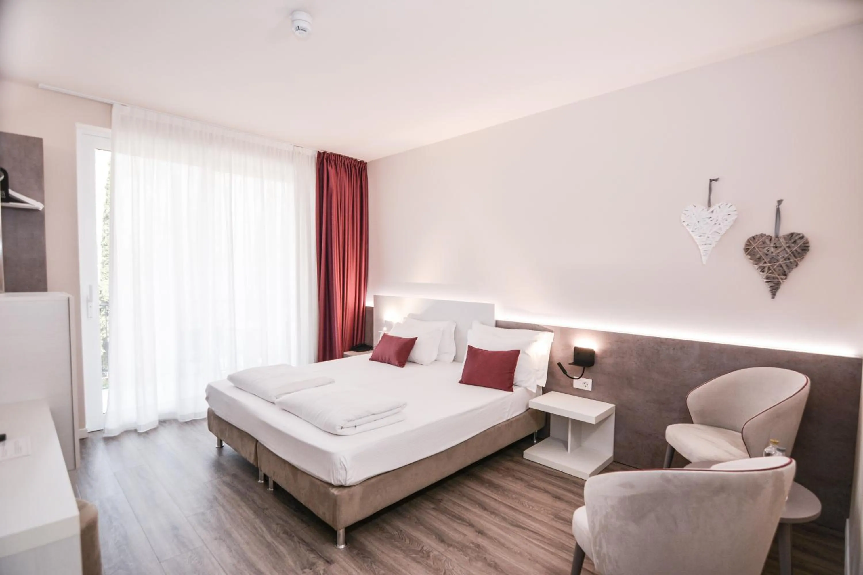 Bedroom, Bed in Hotel Oasi Beach