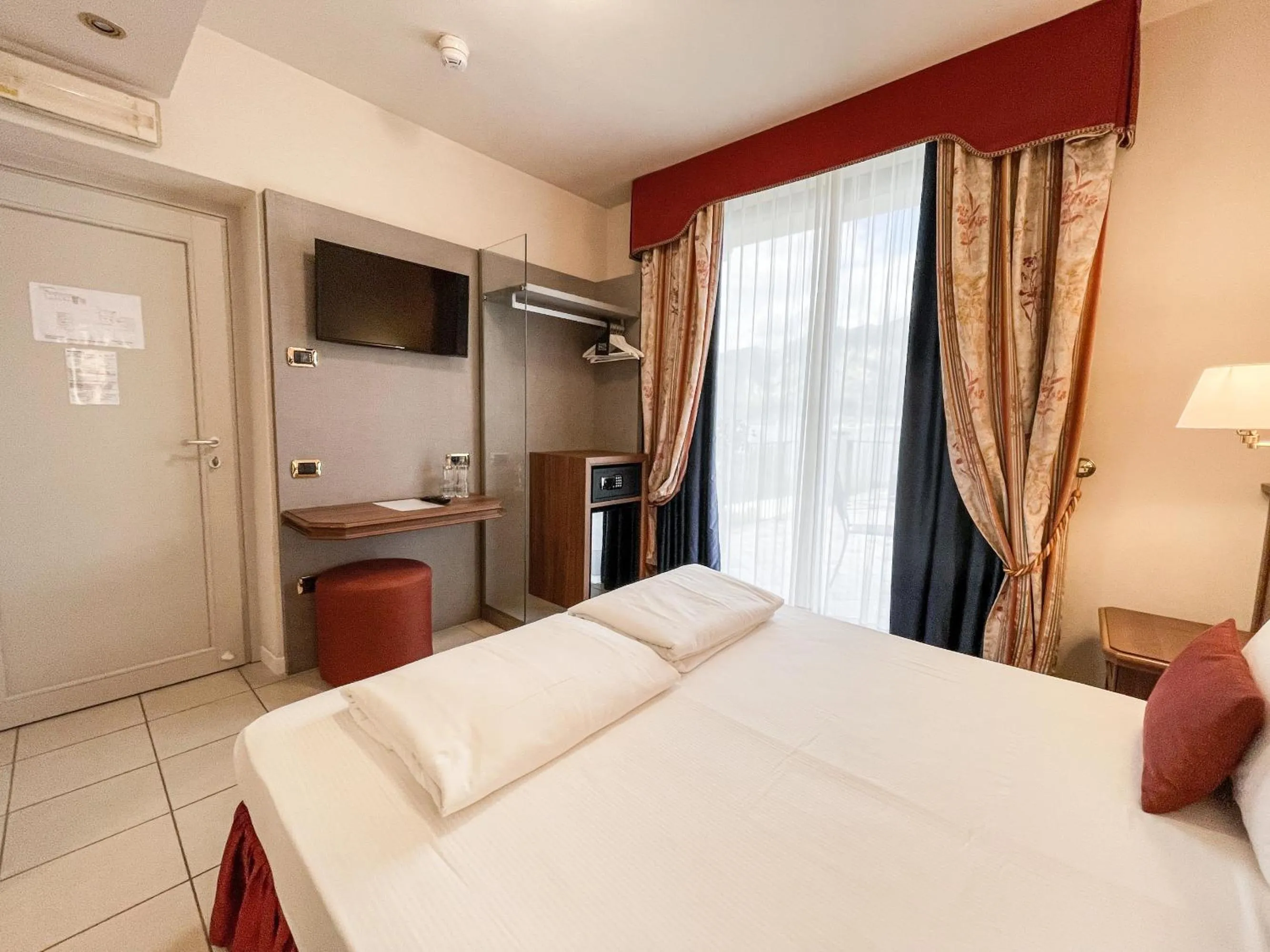 Bedroom, Bed in Hotel Oasi Beach