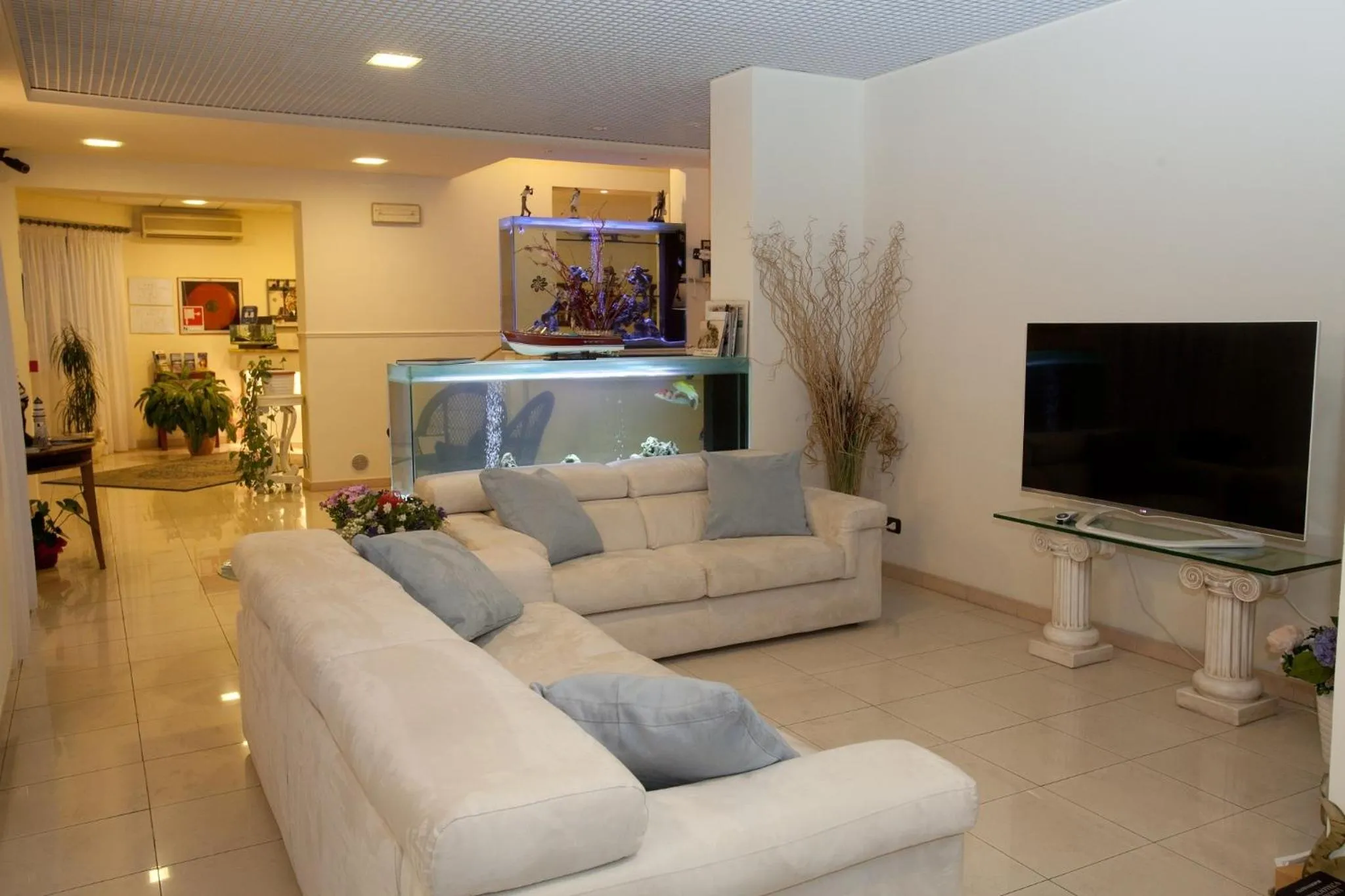 Communal lounge/ TV room in Hotel Il Gatto