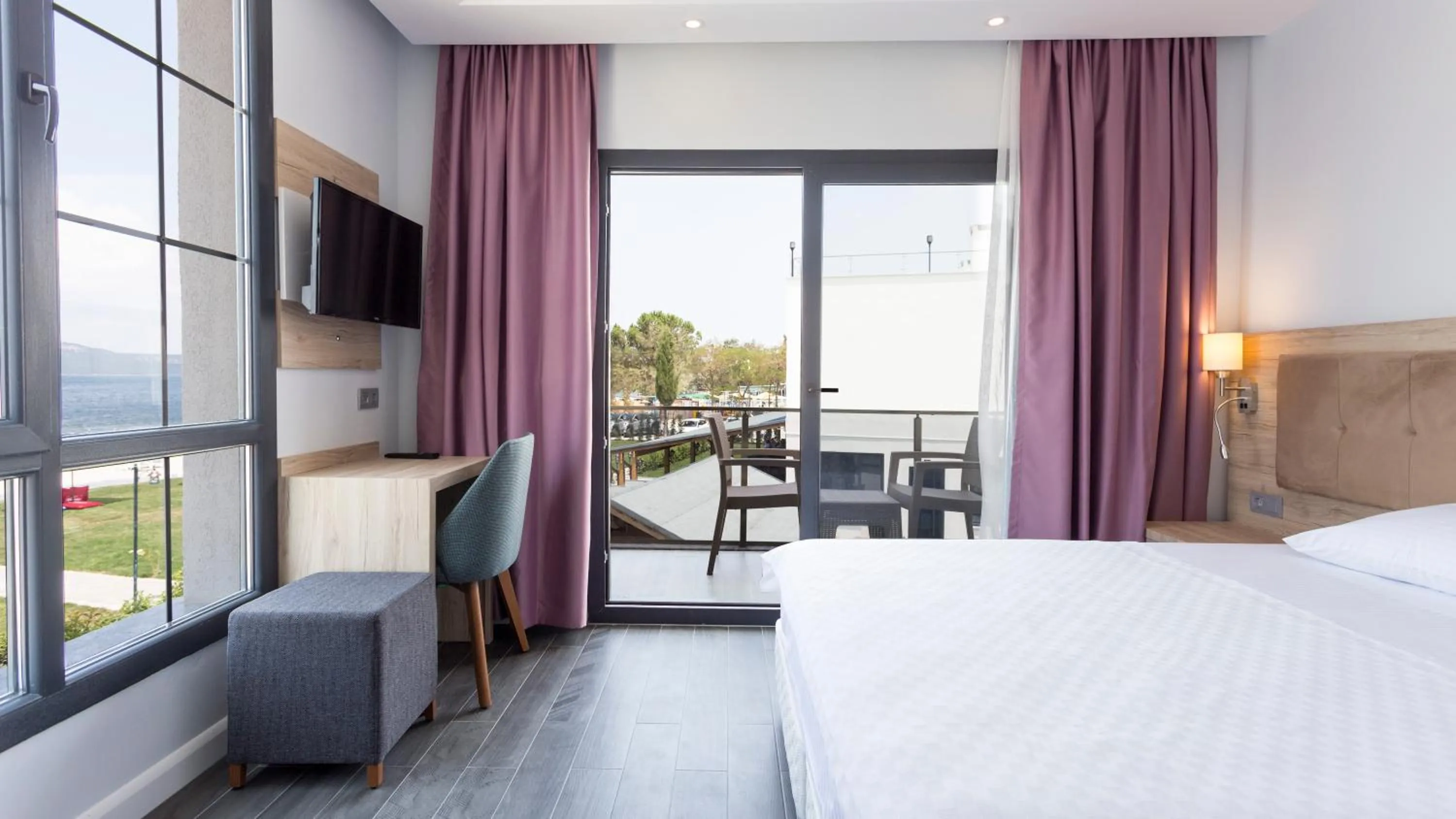 Balcony/Terrace, Bed in Sunsan Hotel