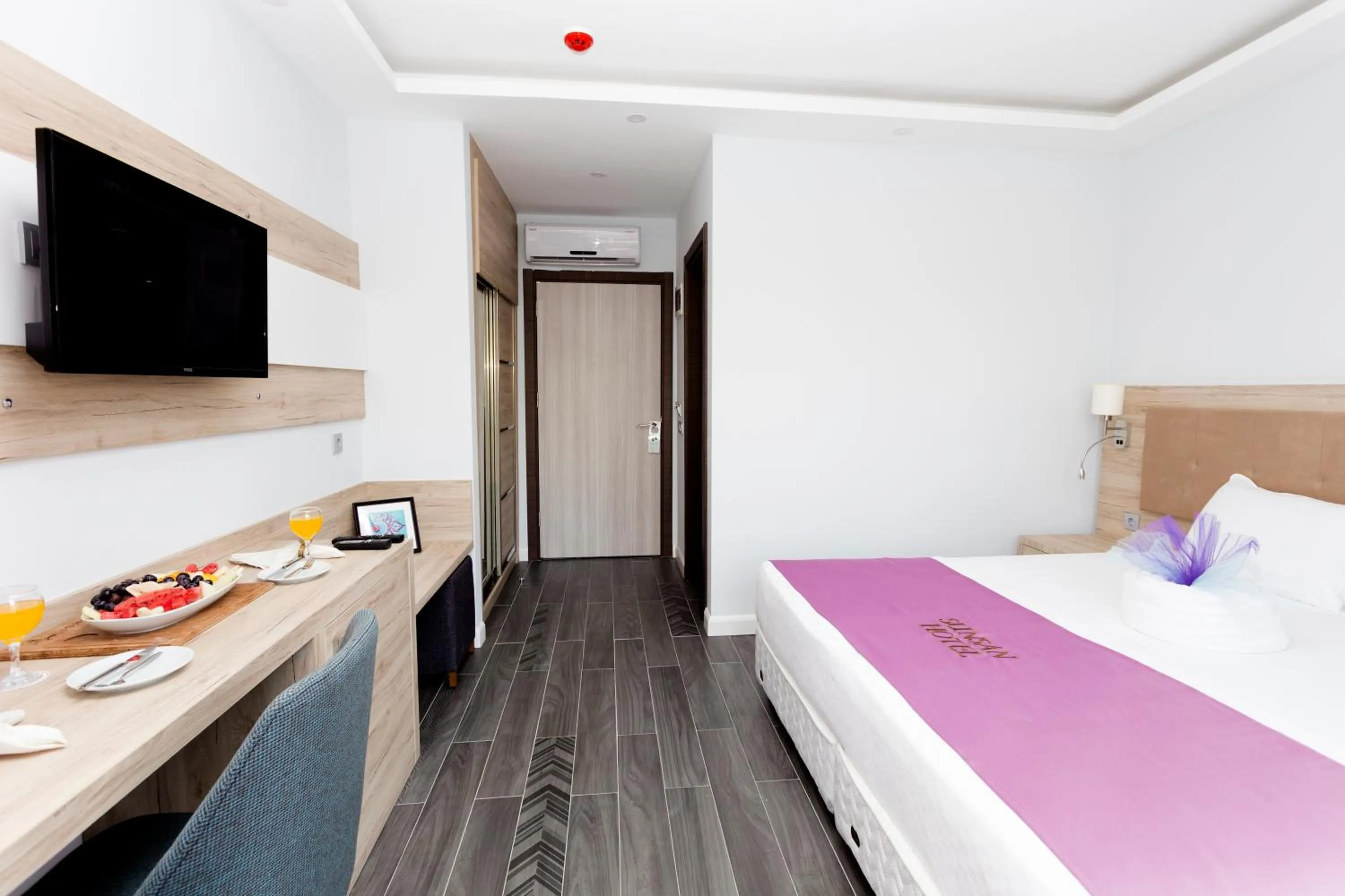 Communal lounge/ TV room, Bed in Sunsan Hotel