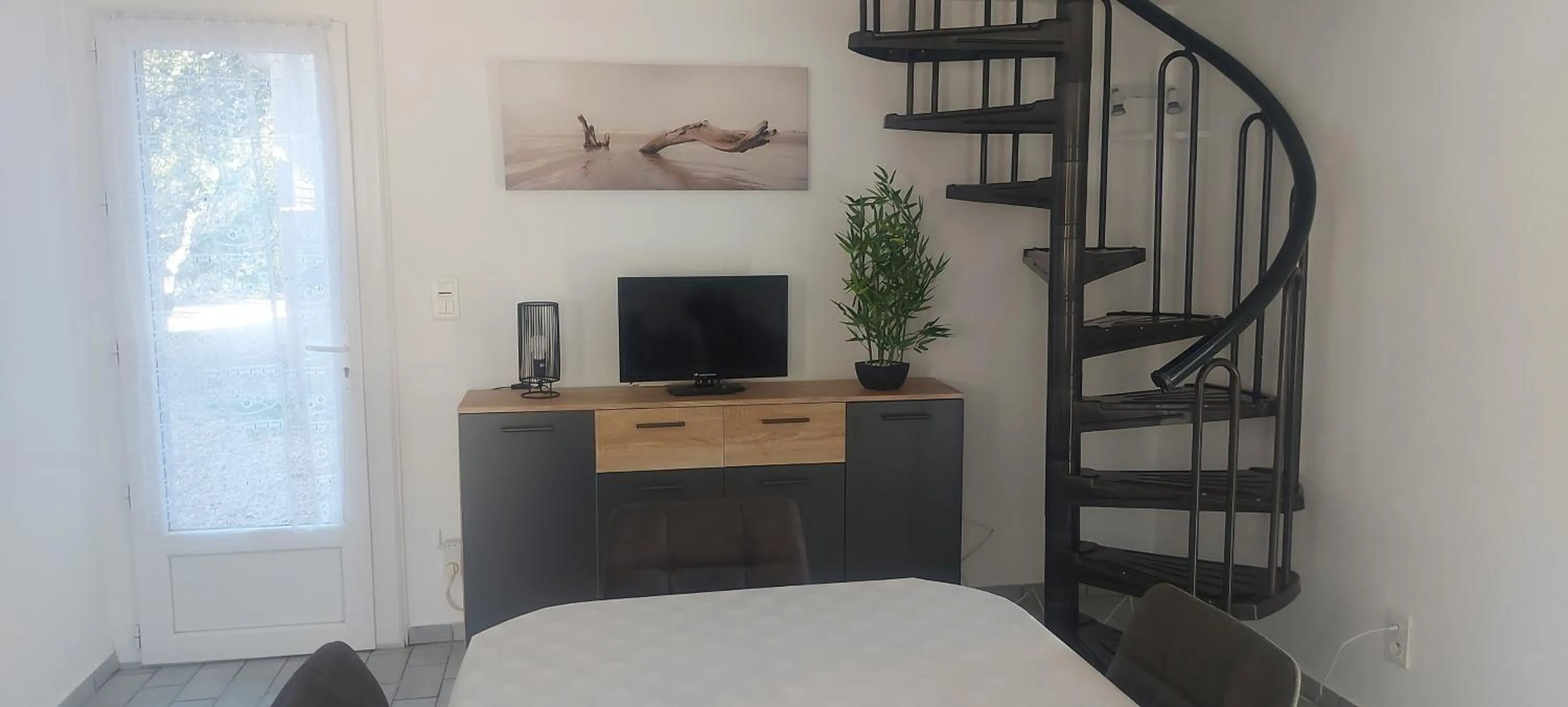 Communal lounge/ TV room, Bed in Residence Riviera