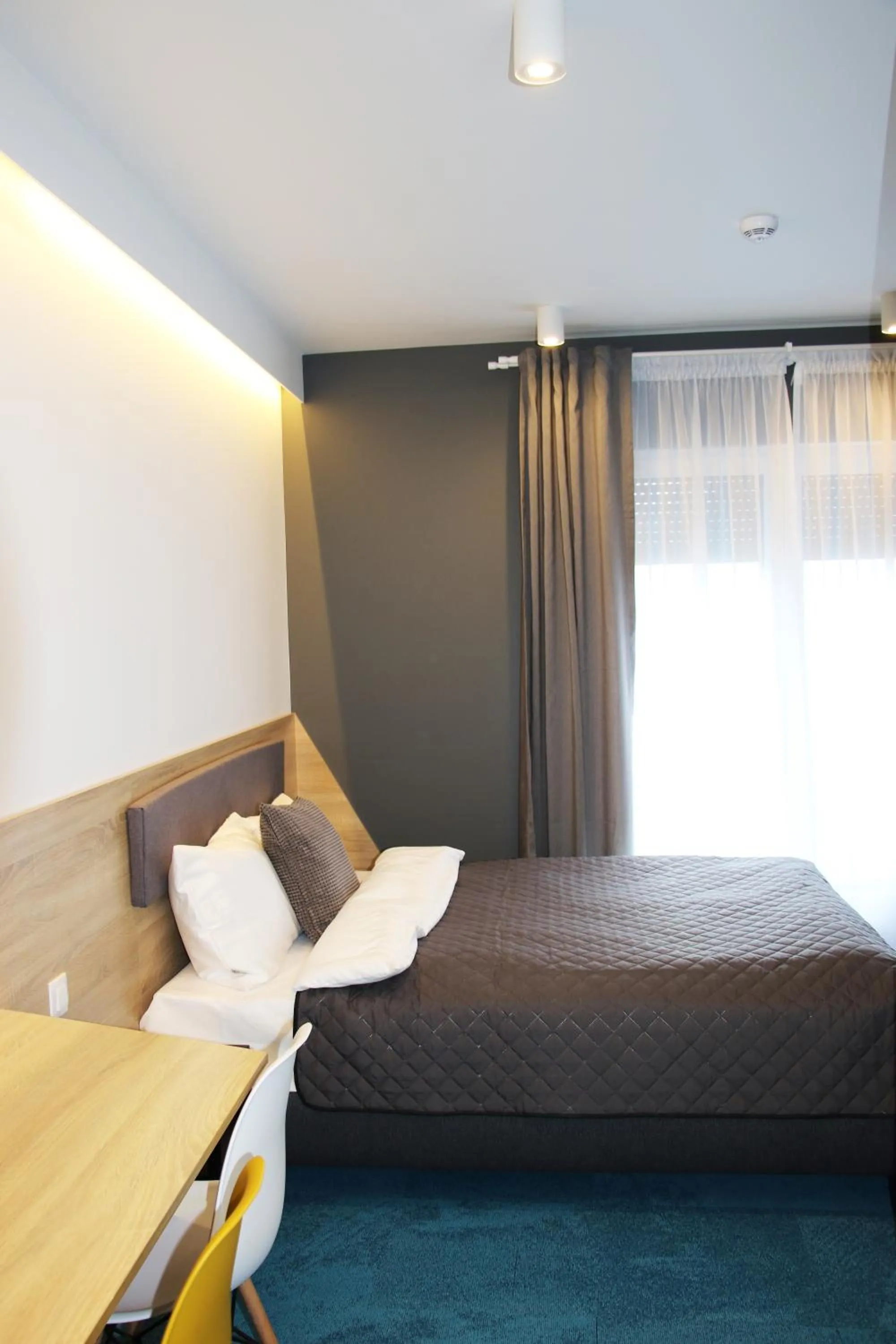 Shower, Bed in Lemon Plaza Hotel