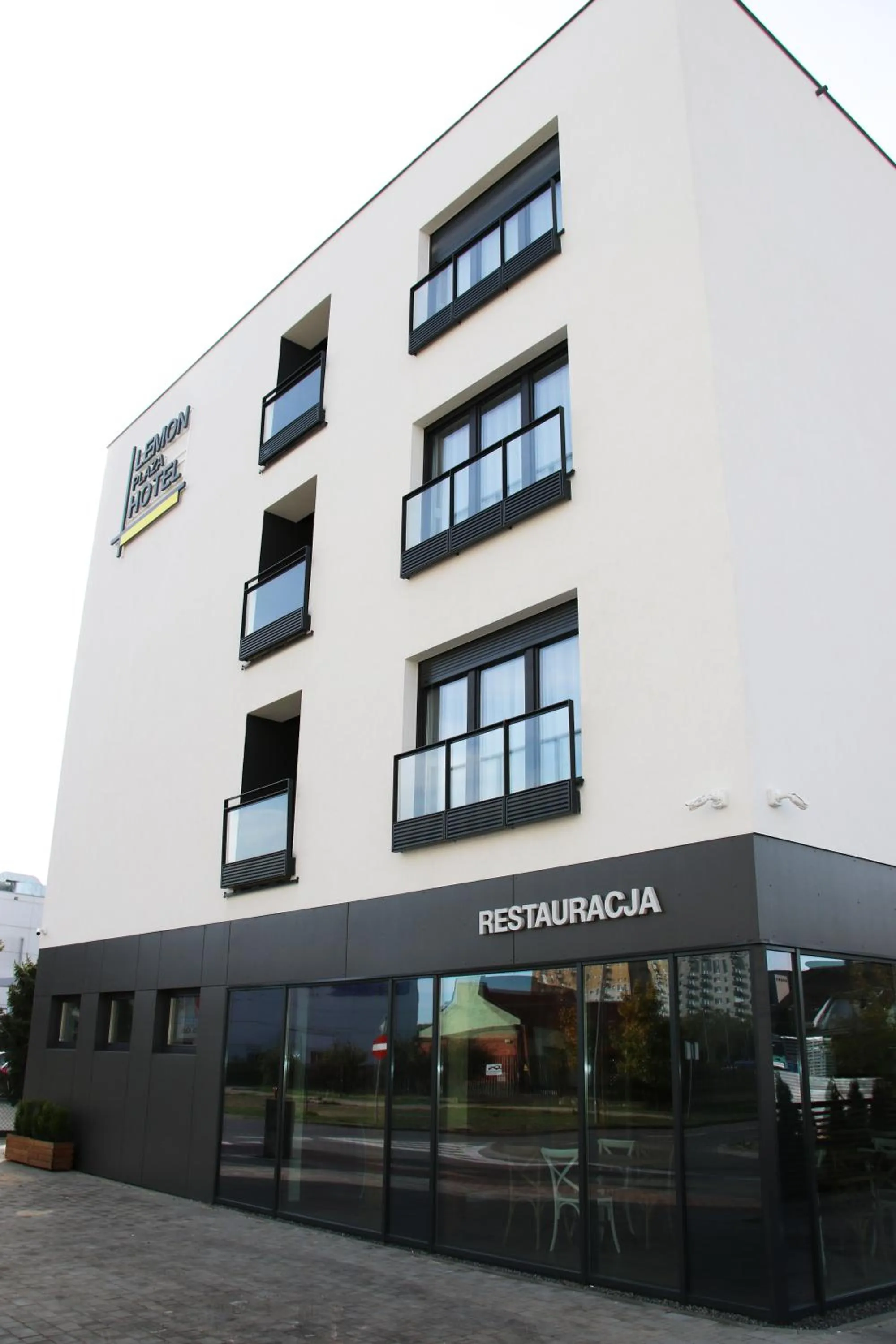 Restaurant/places to eat in Lemon Plaza Hotel