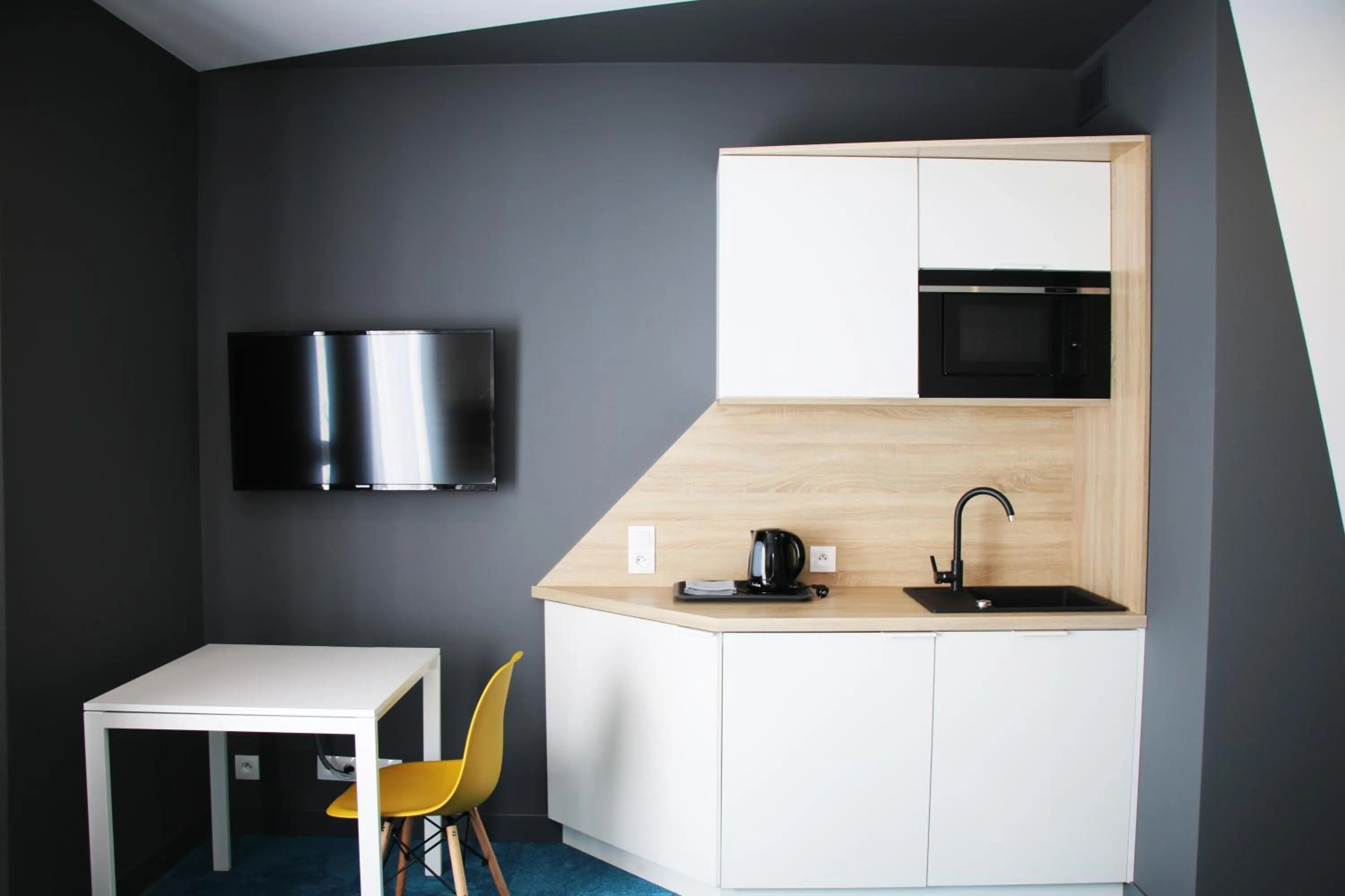 TV and multimedia in Lemon Plaza Hotel