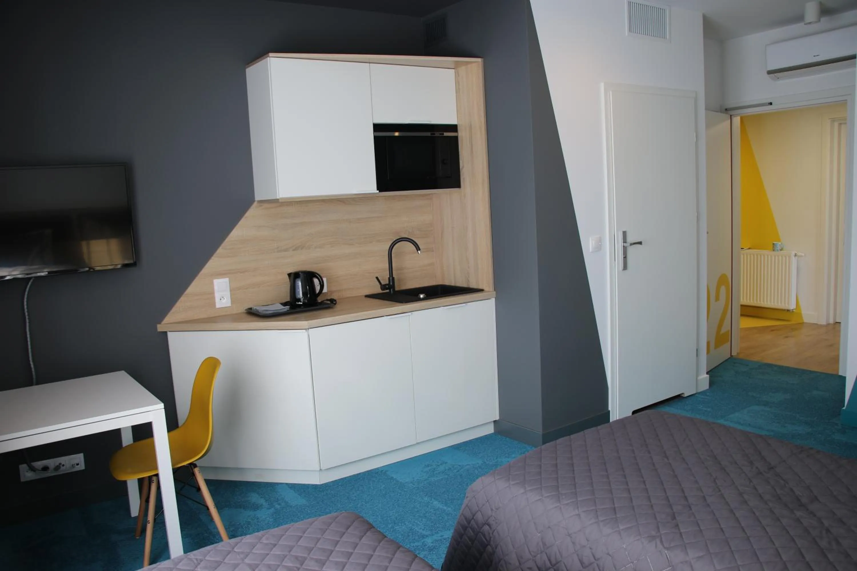 Shower, Bed in Lemon Plaza Hotel