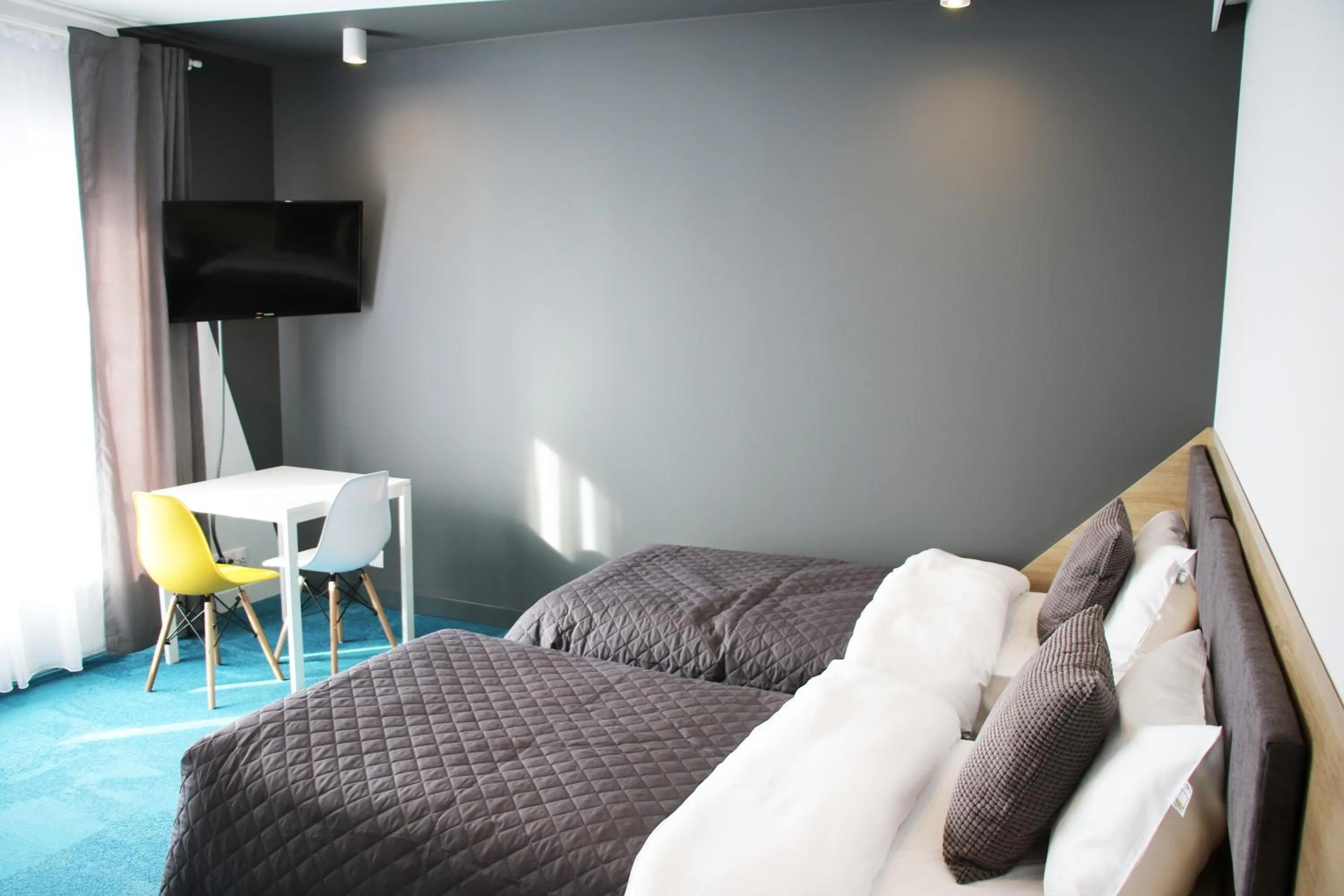 Shower, Bed in Lemon Plaza Hotel