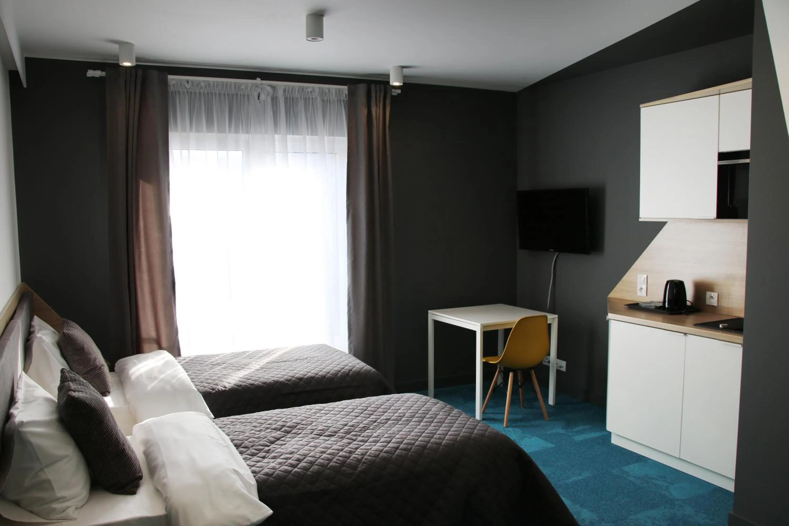 Shower, Bed in Lemon Plaza Hotel