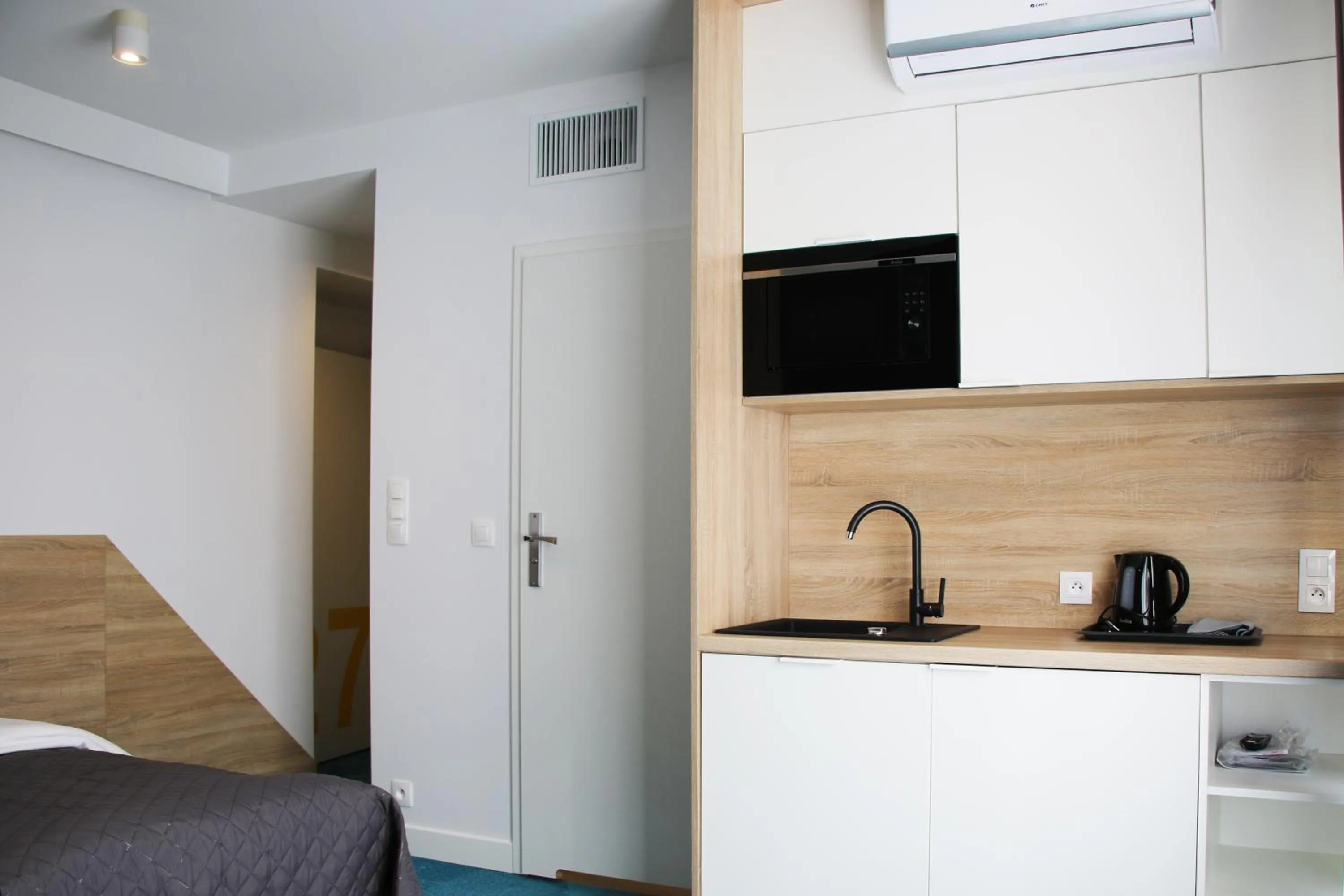 Shower, Bed in Lemon Plaza Hotel