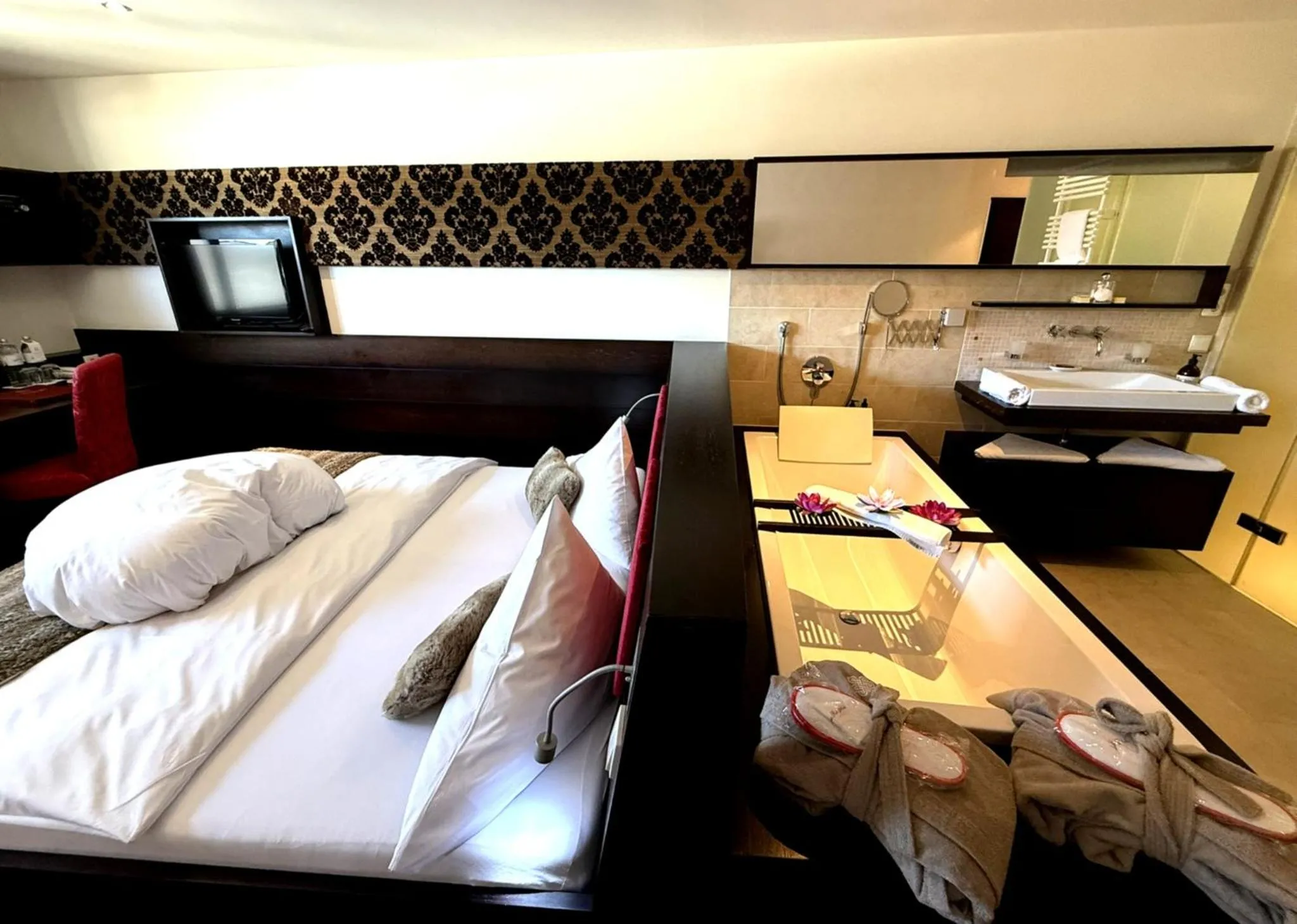 Bathroom, Bed in Wellnesshotel ...liebes Rot-Flüh