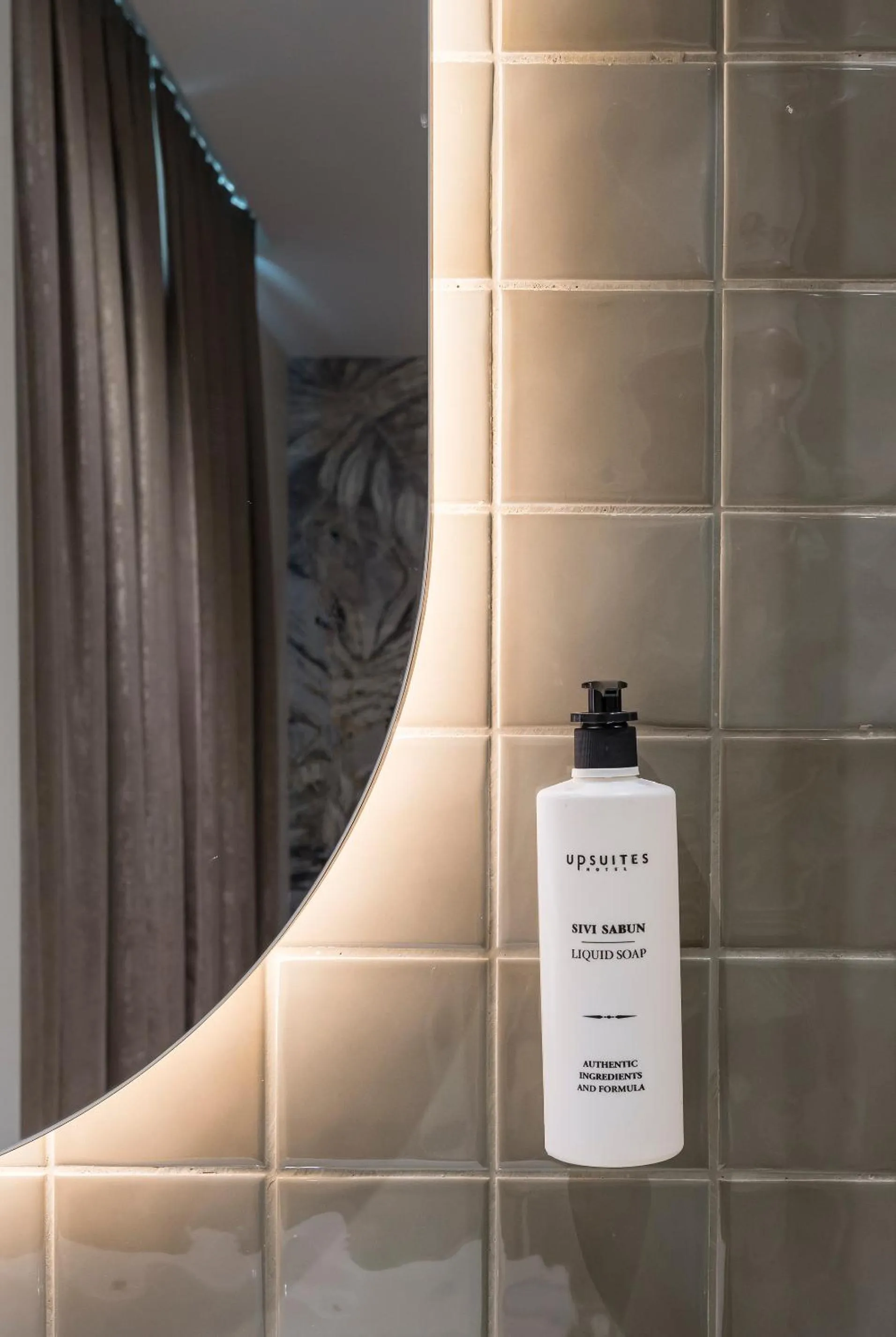 Shower in Upsuites Hotel