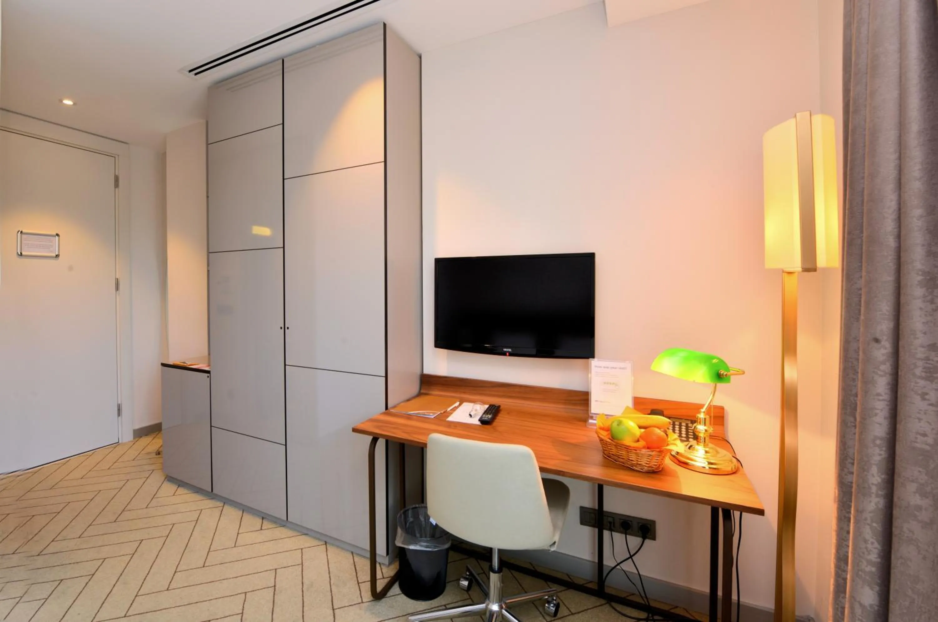 TV and multimedia in Upsuites Hotel