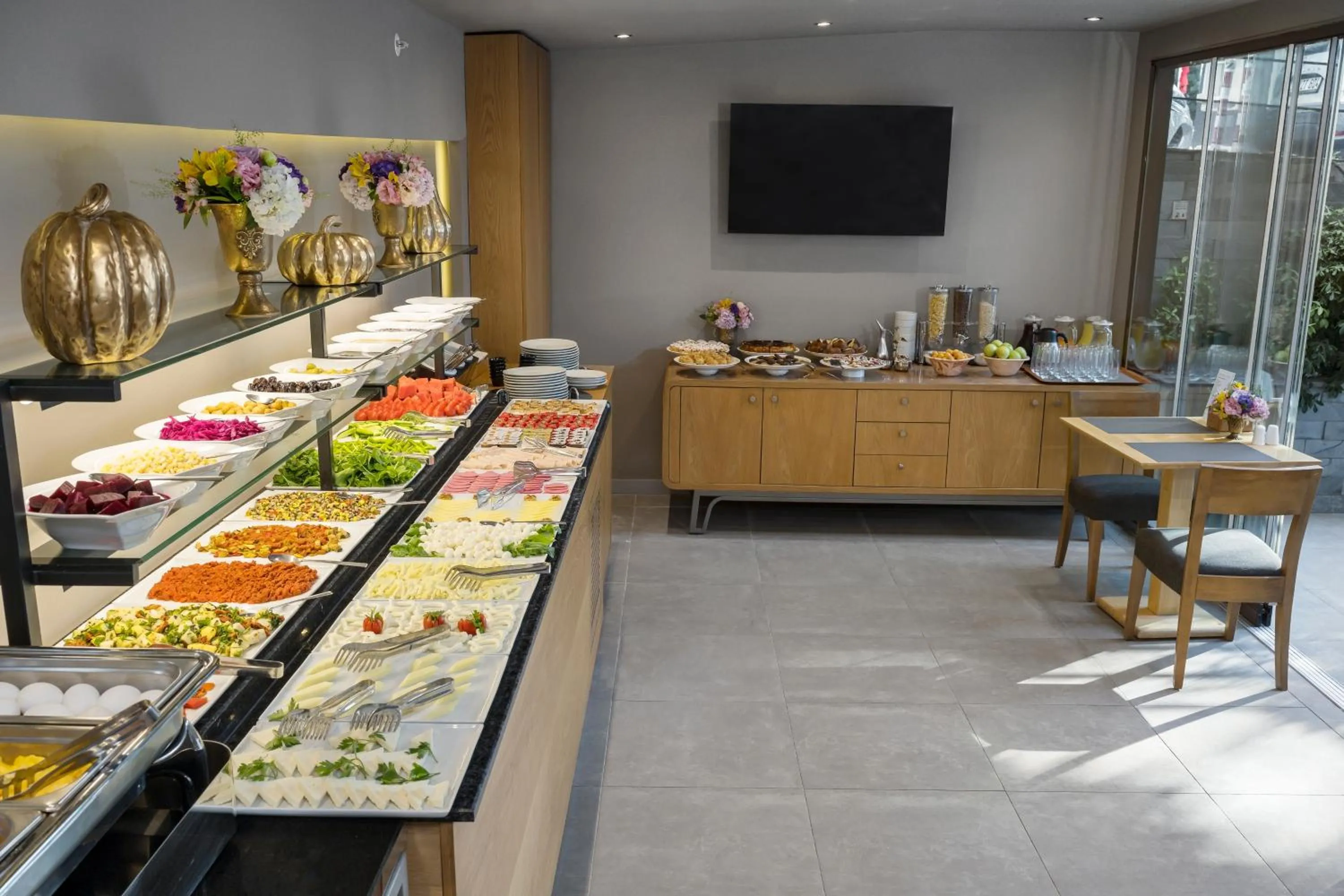 Food and drinks in Upsuites Hotel