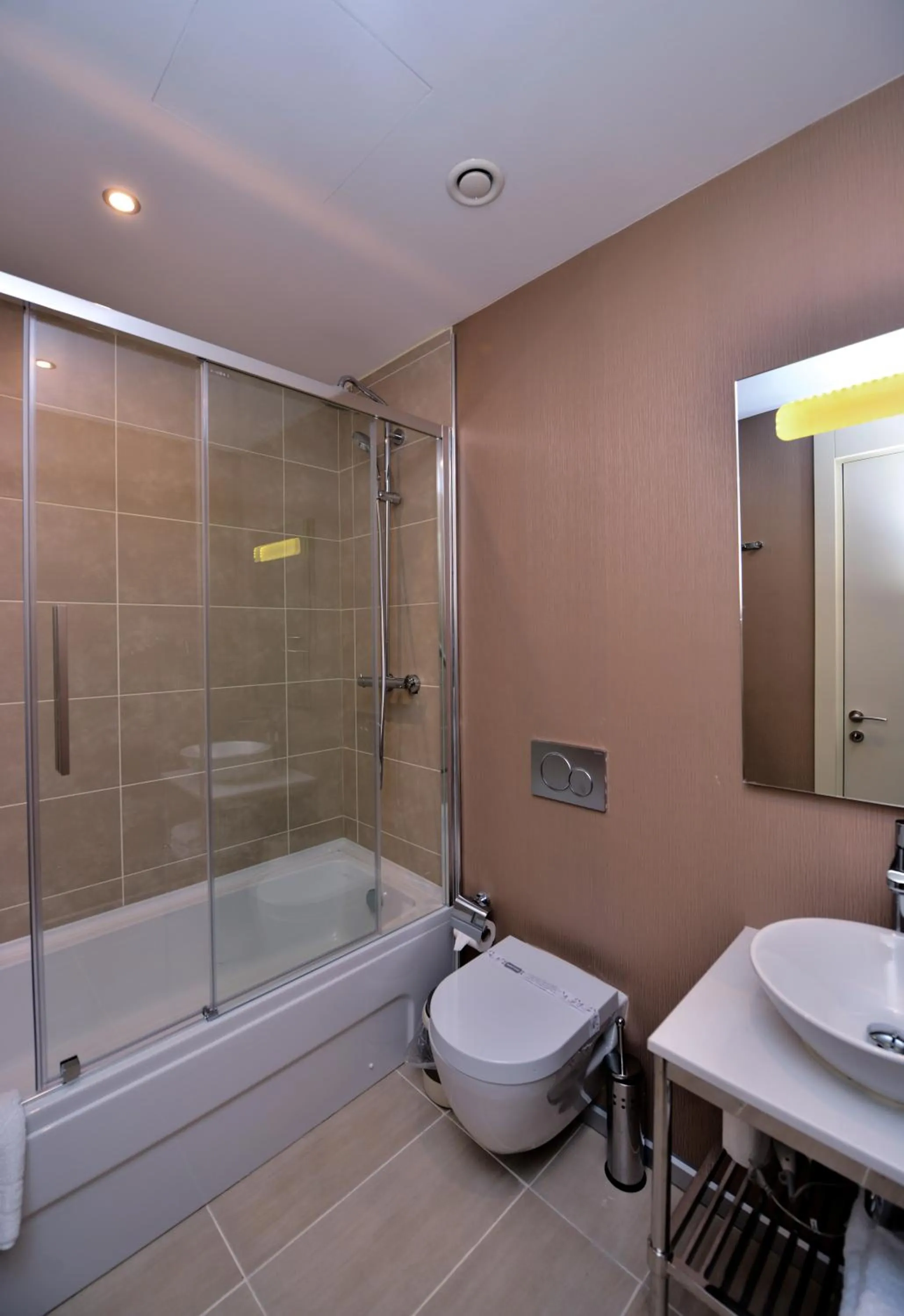 Bathroom in Upsuites Hotel