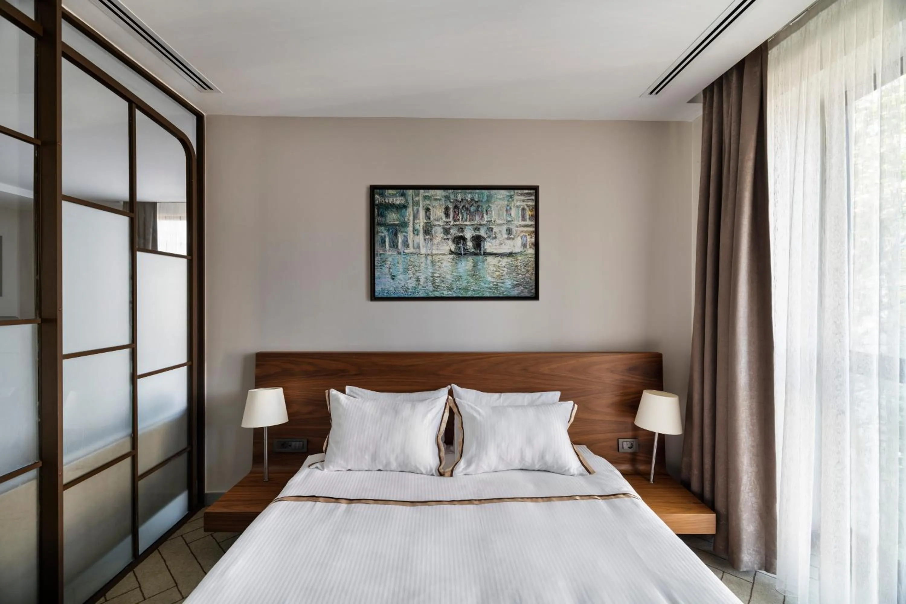 Bedroom, Bed in Upsuites Hotel