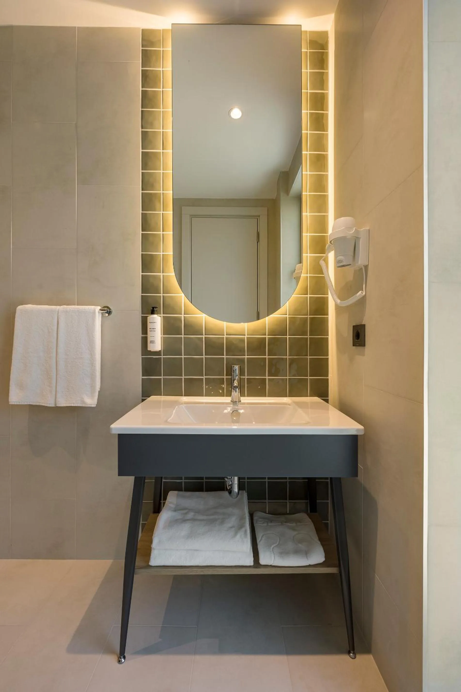 Bathroom in Upsuites Hotel