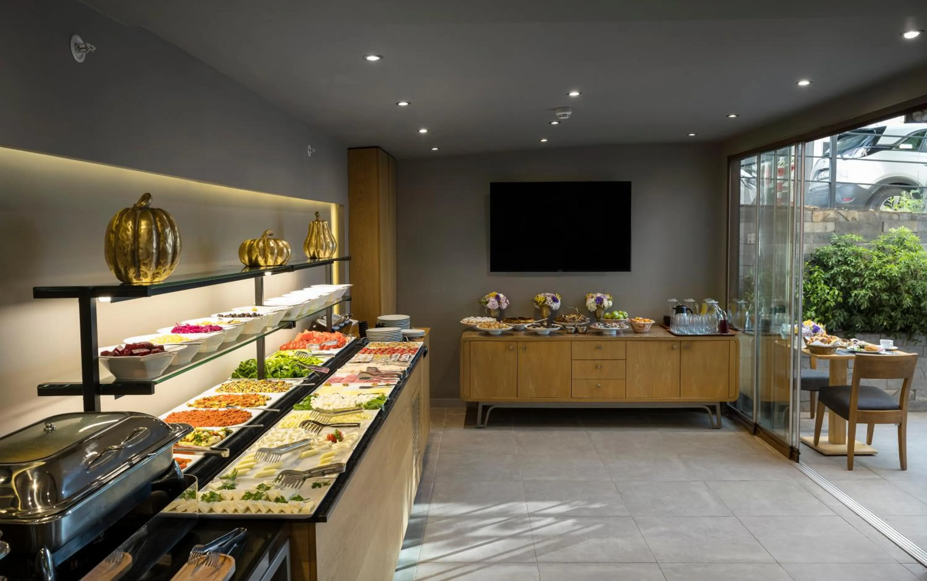 Food and drinks in Upsuites Hotel