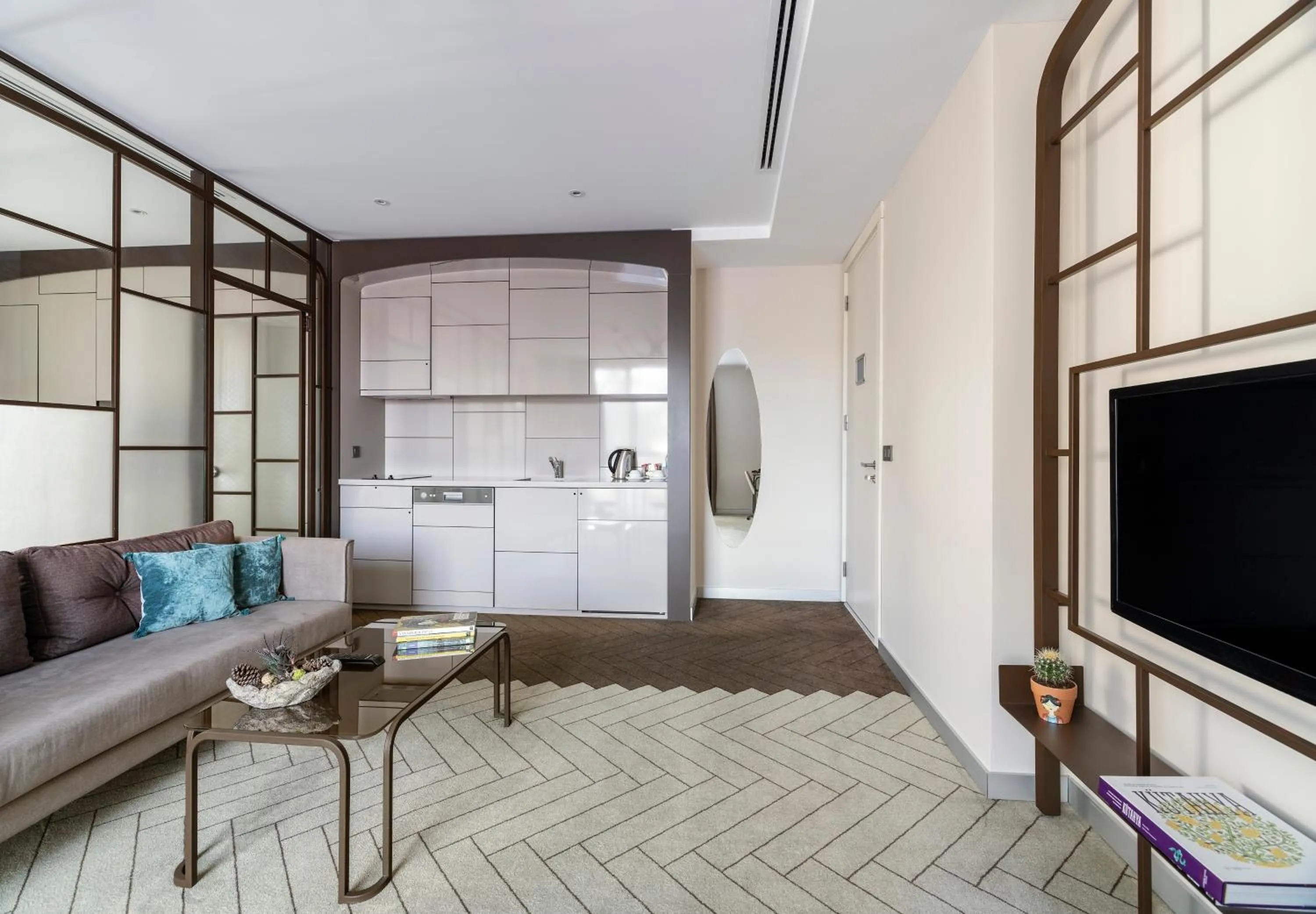 TV and multimedia in Upsuites Hotel