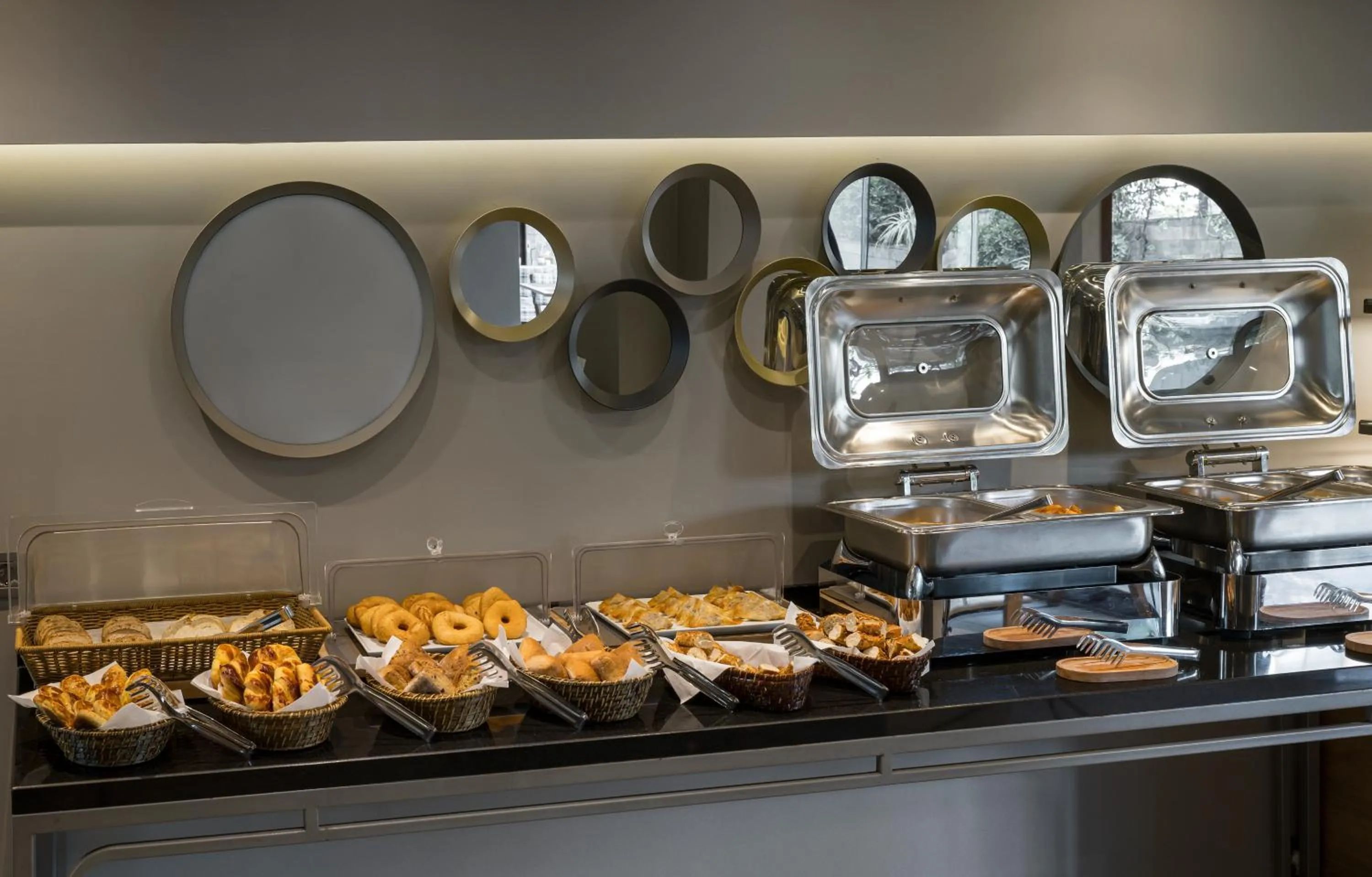 Food and drinks in Upsuites Hotel