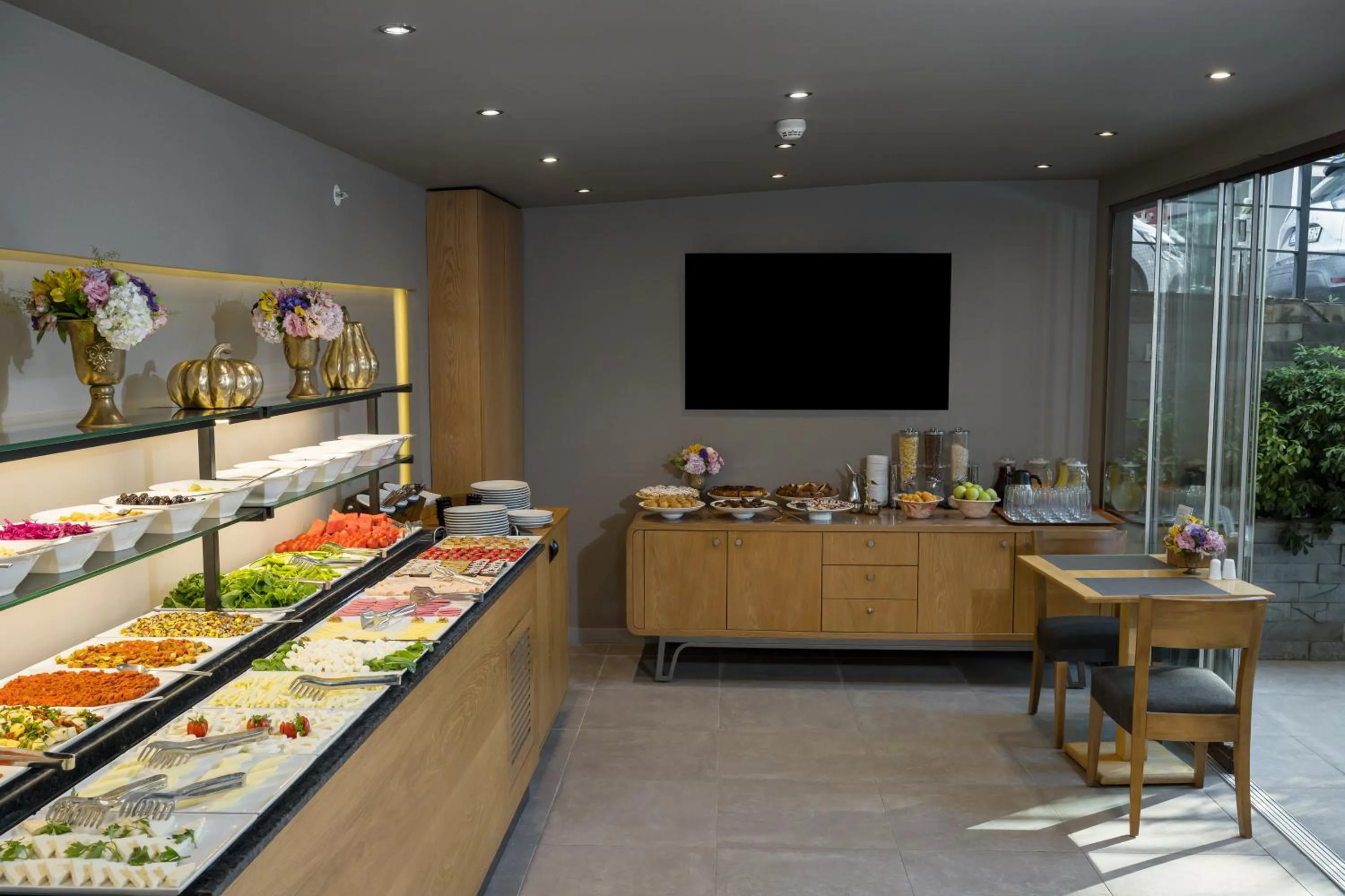 TV and multimedia in Upsuites Hotel