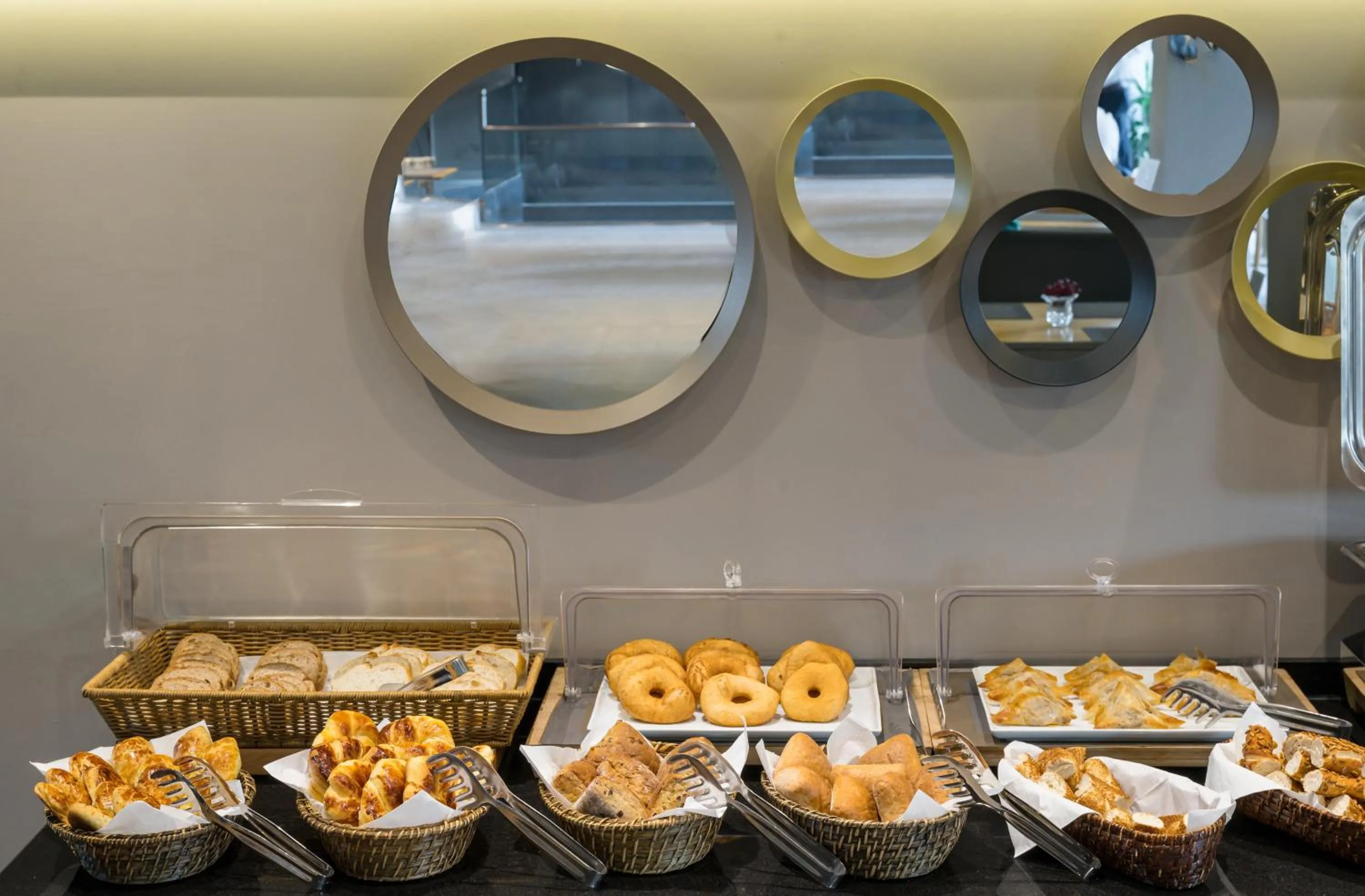 Food and drinks in Upsuites Hotel