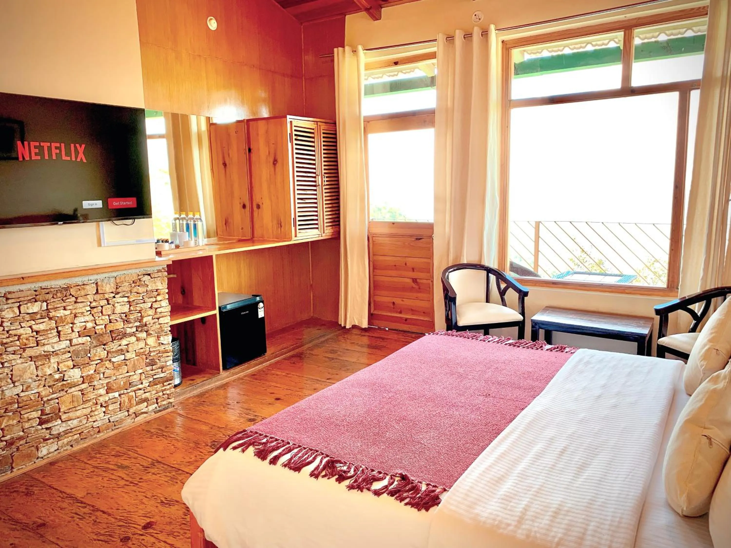 Photo of the whole room, Bed in Yak and Yeti Inn