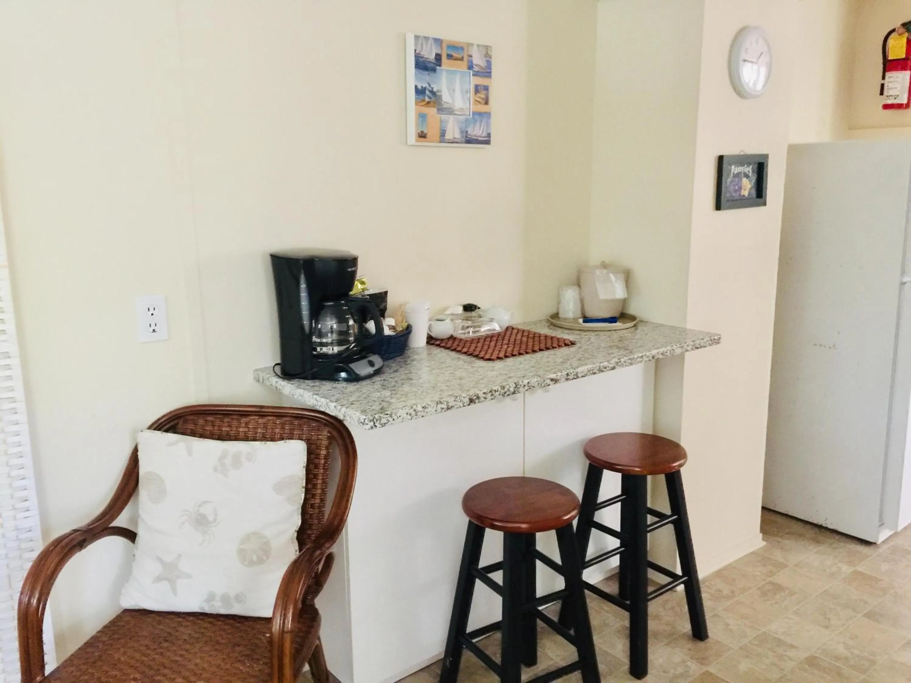 Coffee/tea facilities in Sesuit Harbor House