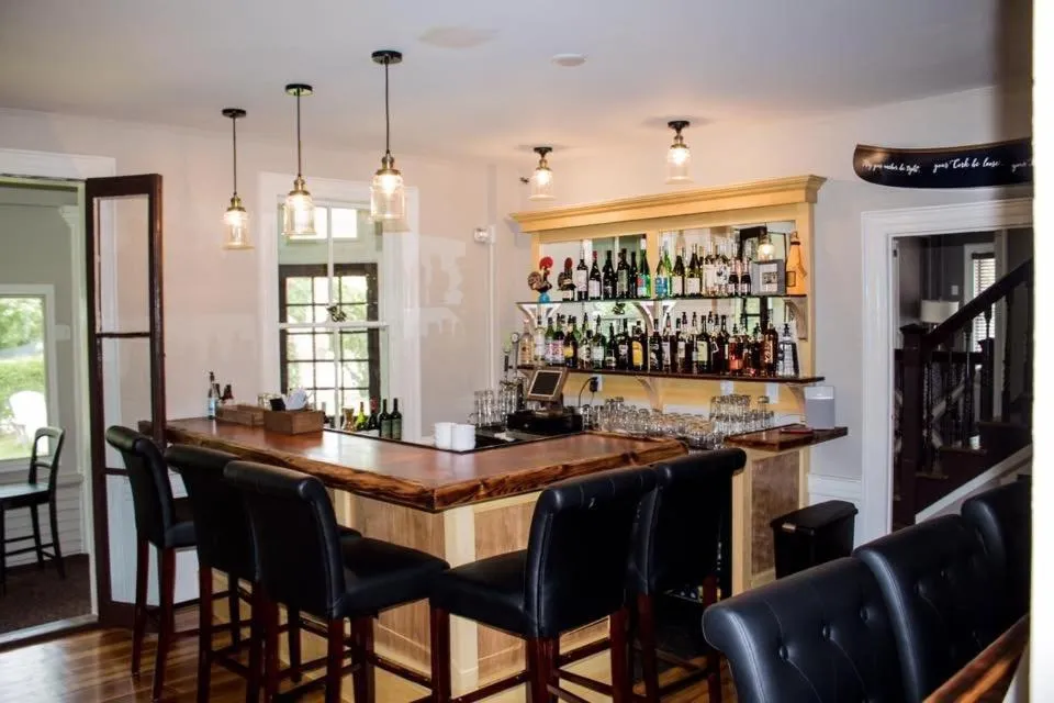 Lounge or bar in Sesuit Harbor House