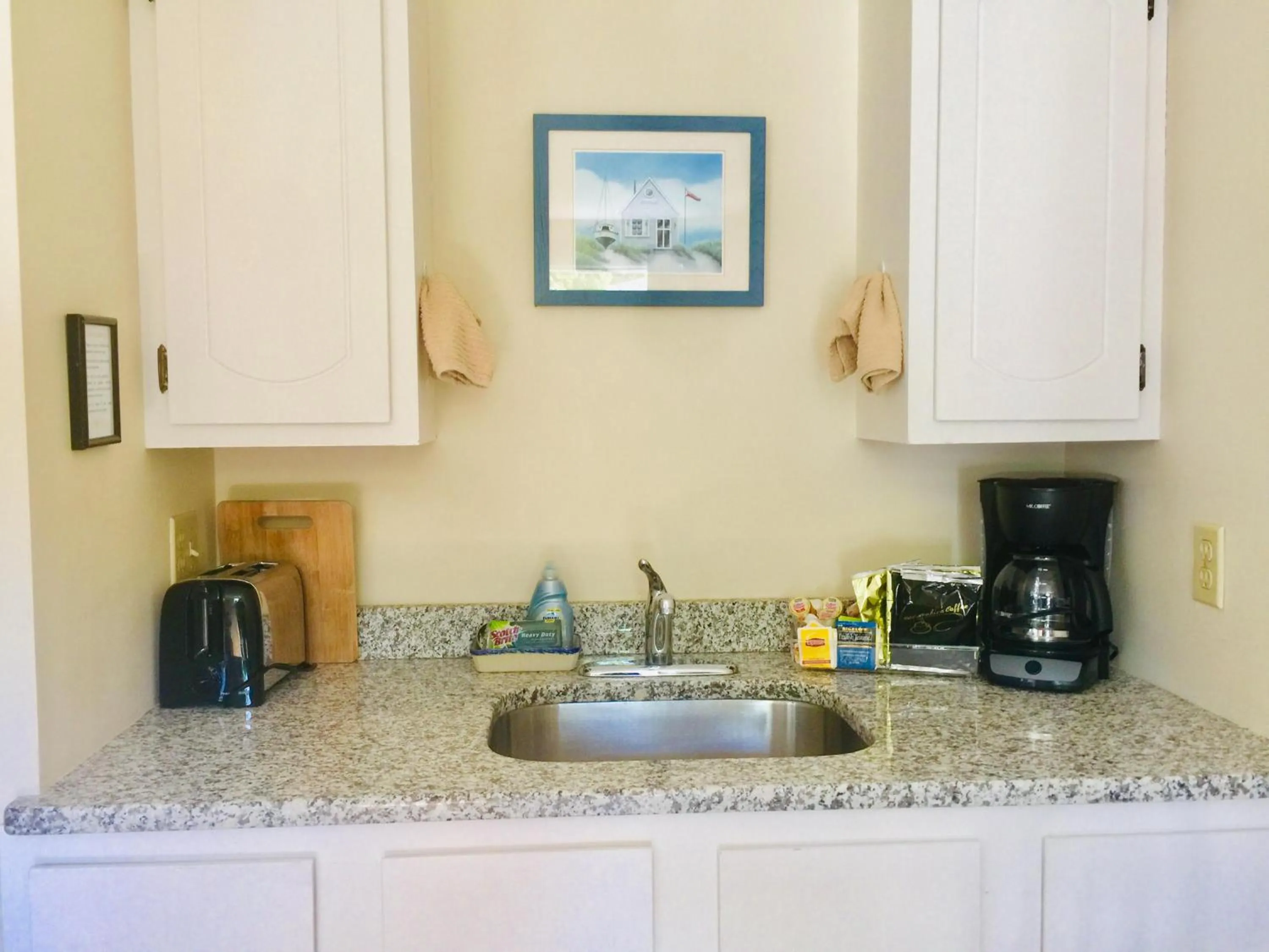 Kitchen or kitchenette in Sesuit Harbor House