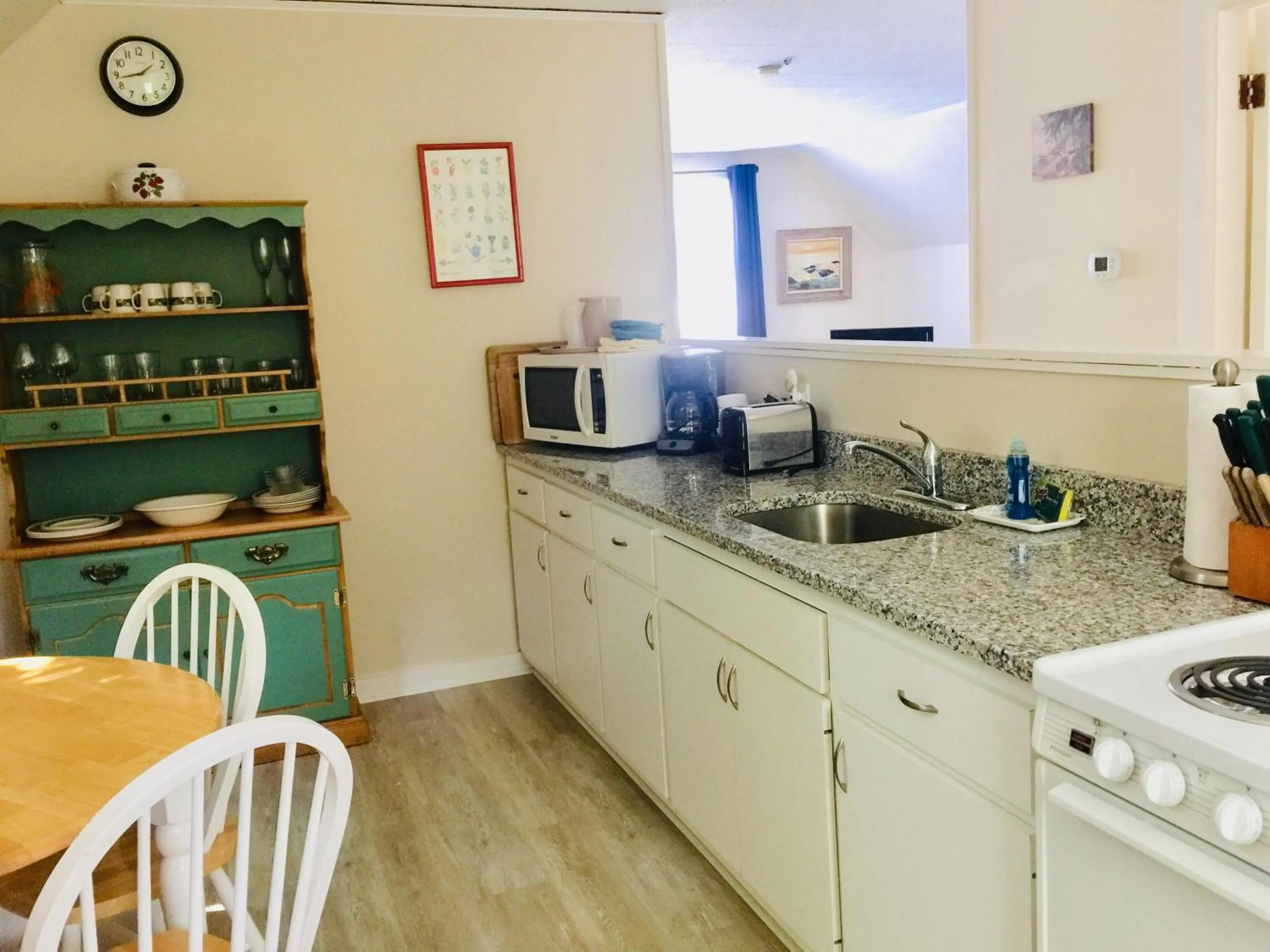 Kitchen or kitchenette in Sesuit Harbor House