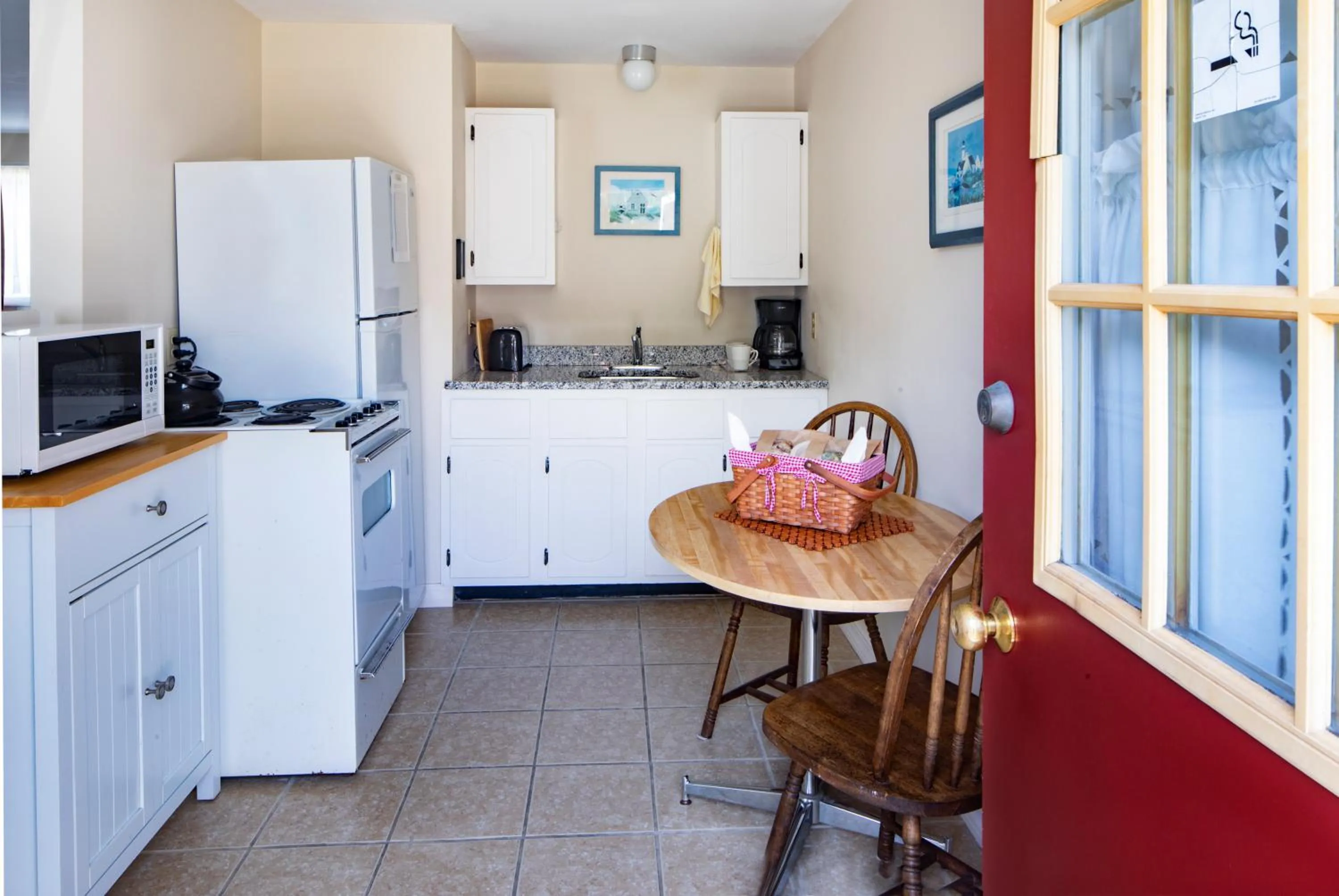 Kitchen or kitchenette in Sesuit Harbor House