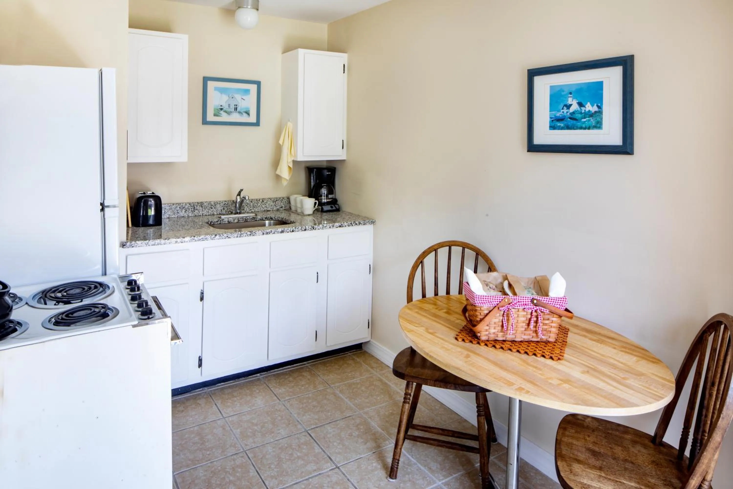 Kitchen or kitchenette in Sesuit Harbor House