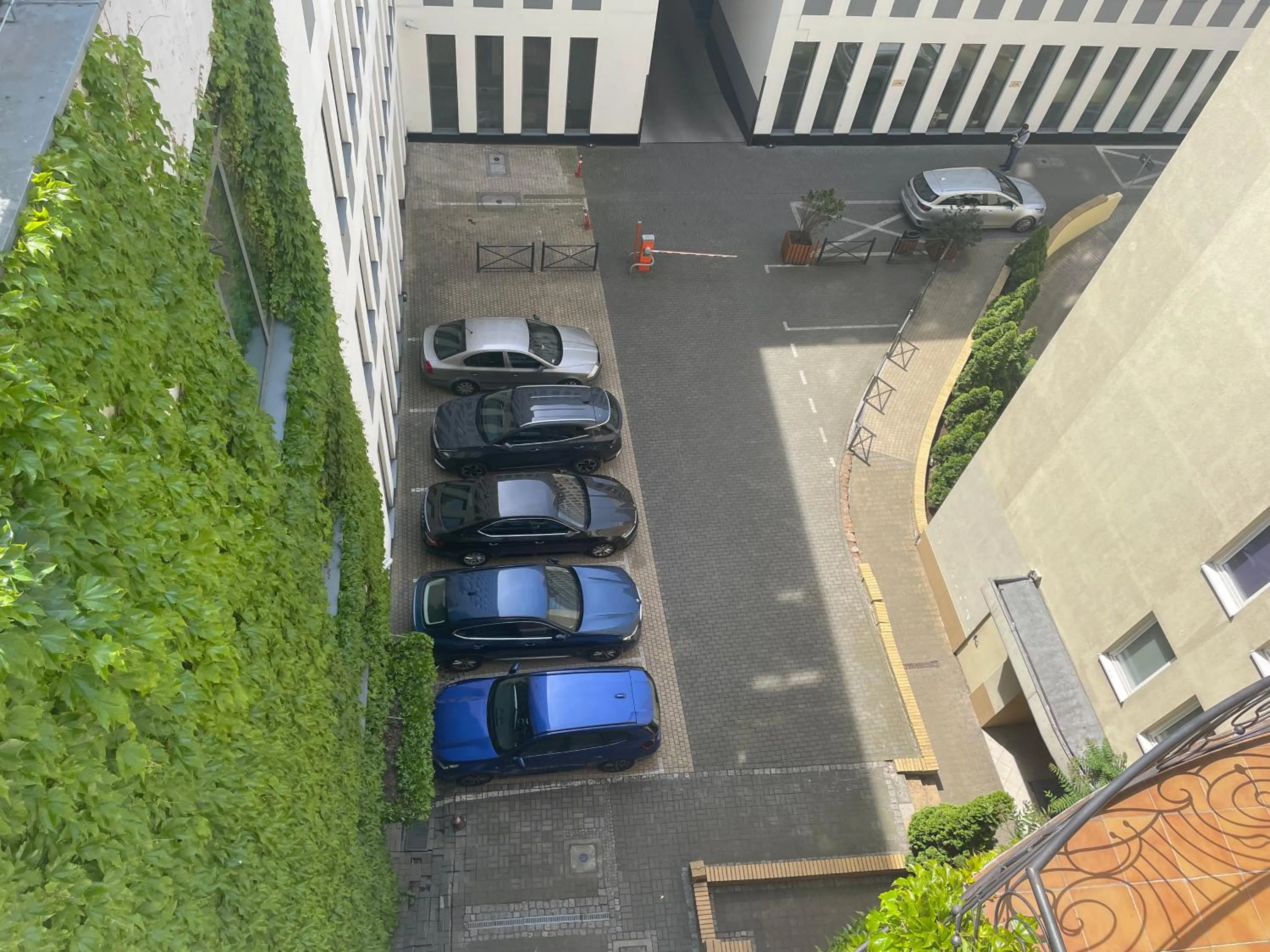 Parking in SleepWalker Boutique Suites