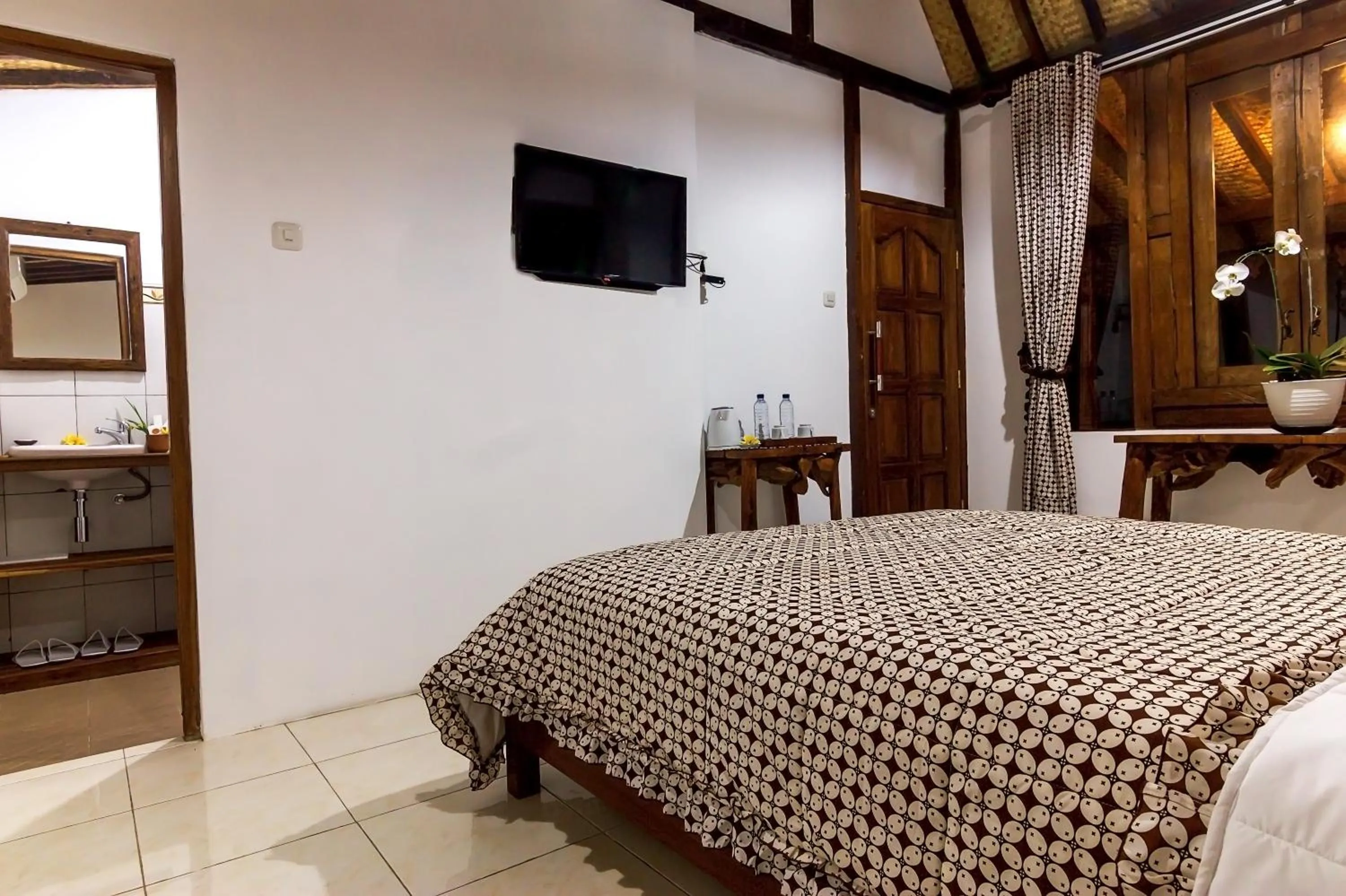 Photo of the whole room, Bed in The Omah Borobudur