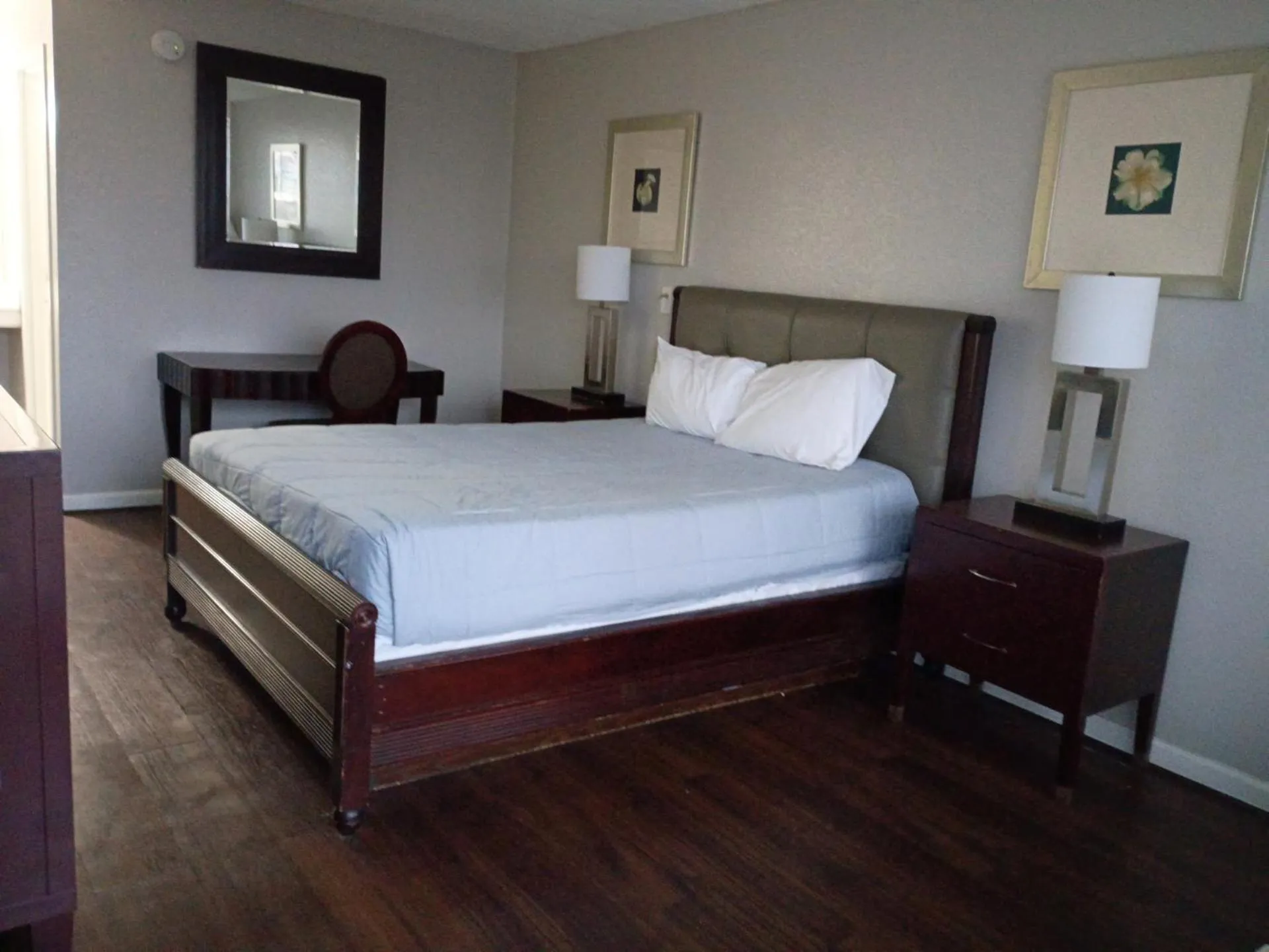 Bed in APM Inn and Suites
