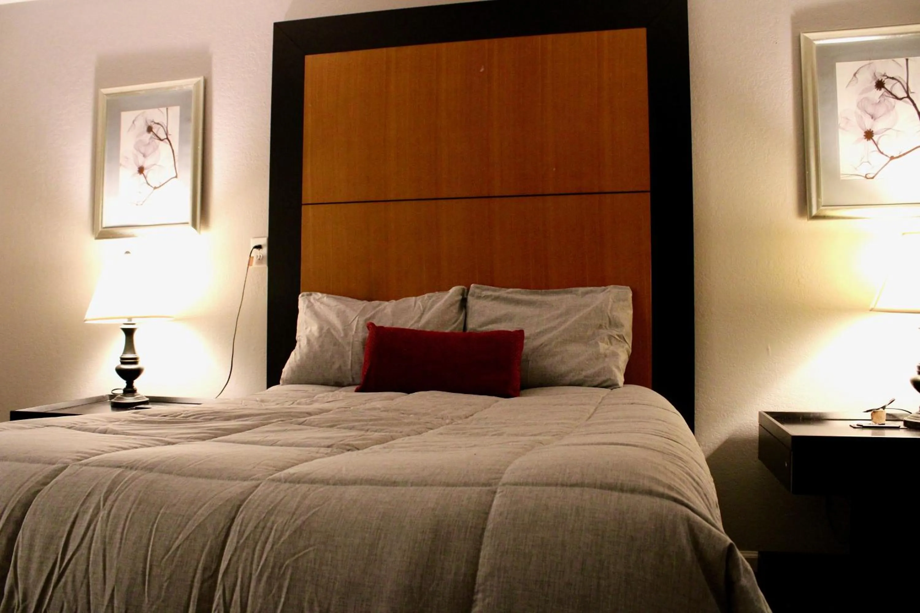 Bed in APM Inn and Suites