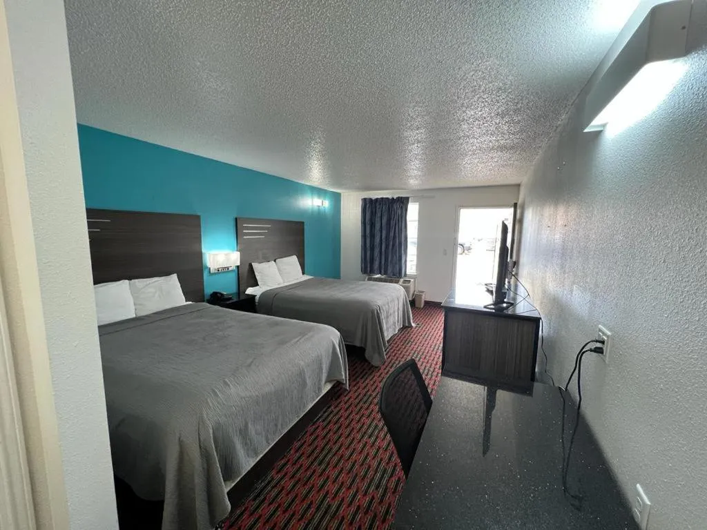 Photo of the whole room, Bed in Key West Inn - Tuscumbia