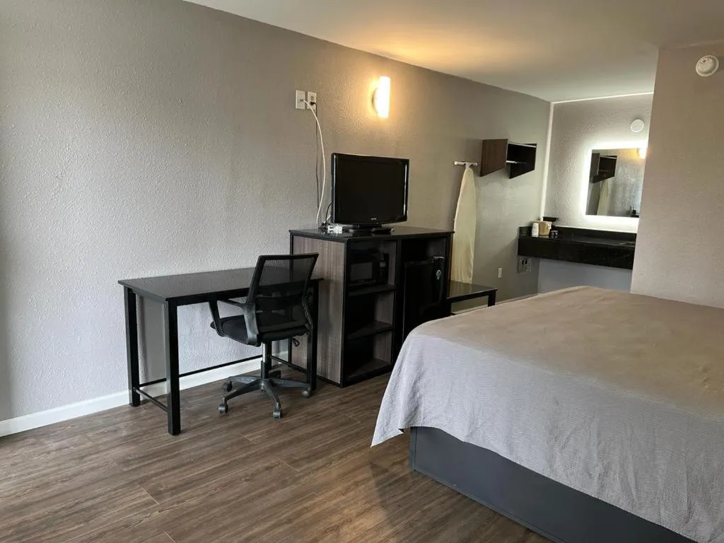 Communal lounge/ TV room, Bed in Key West Inn - Tuscumbia