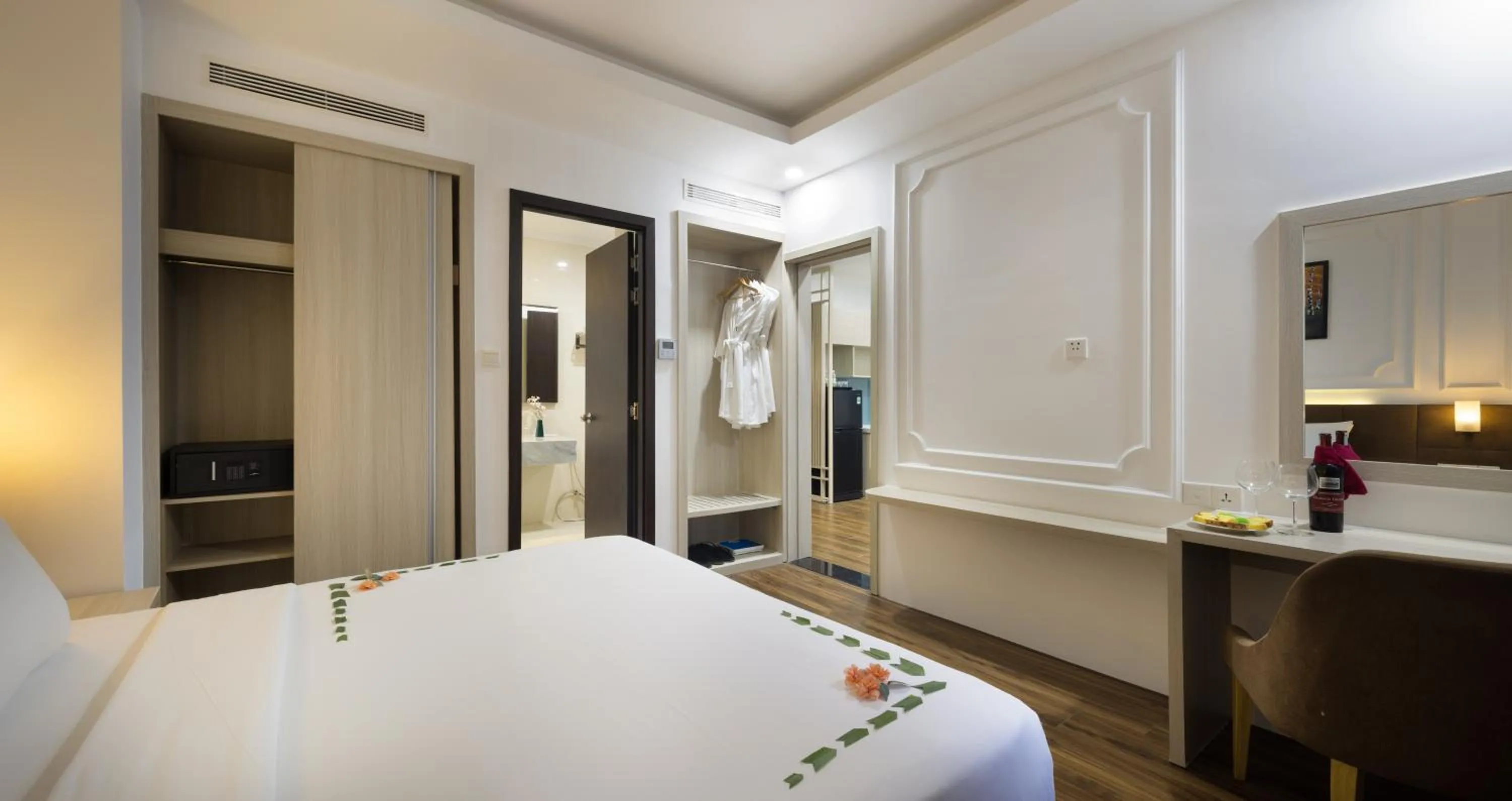 Photo of the whole room, Bed in Hon Chong Retreat Hotel