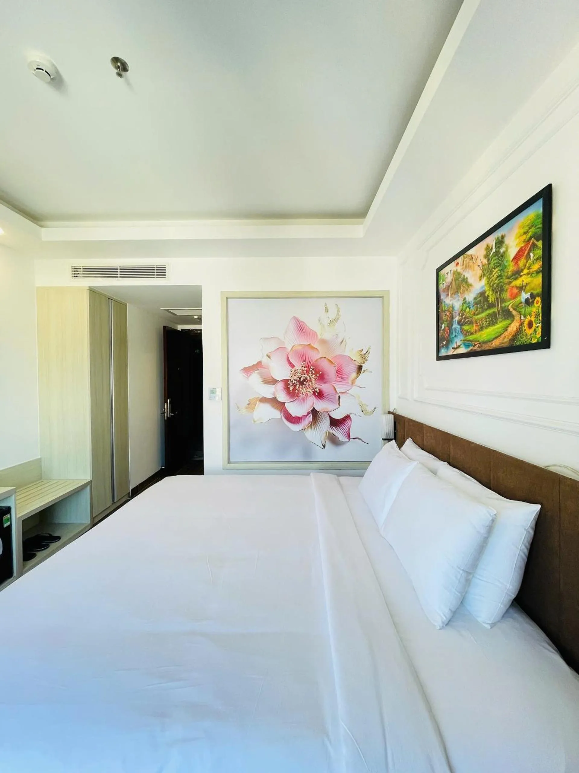 Photo of the whole room, Bed in Hon Chong Retreat Hotel