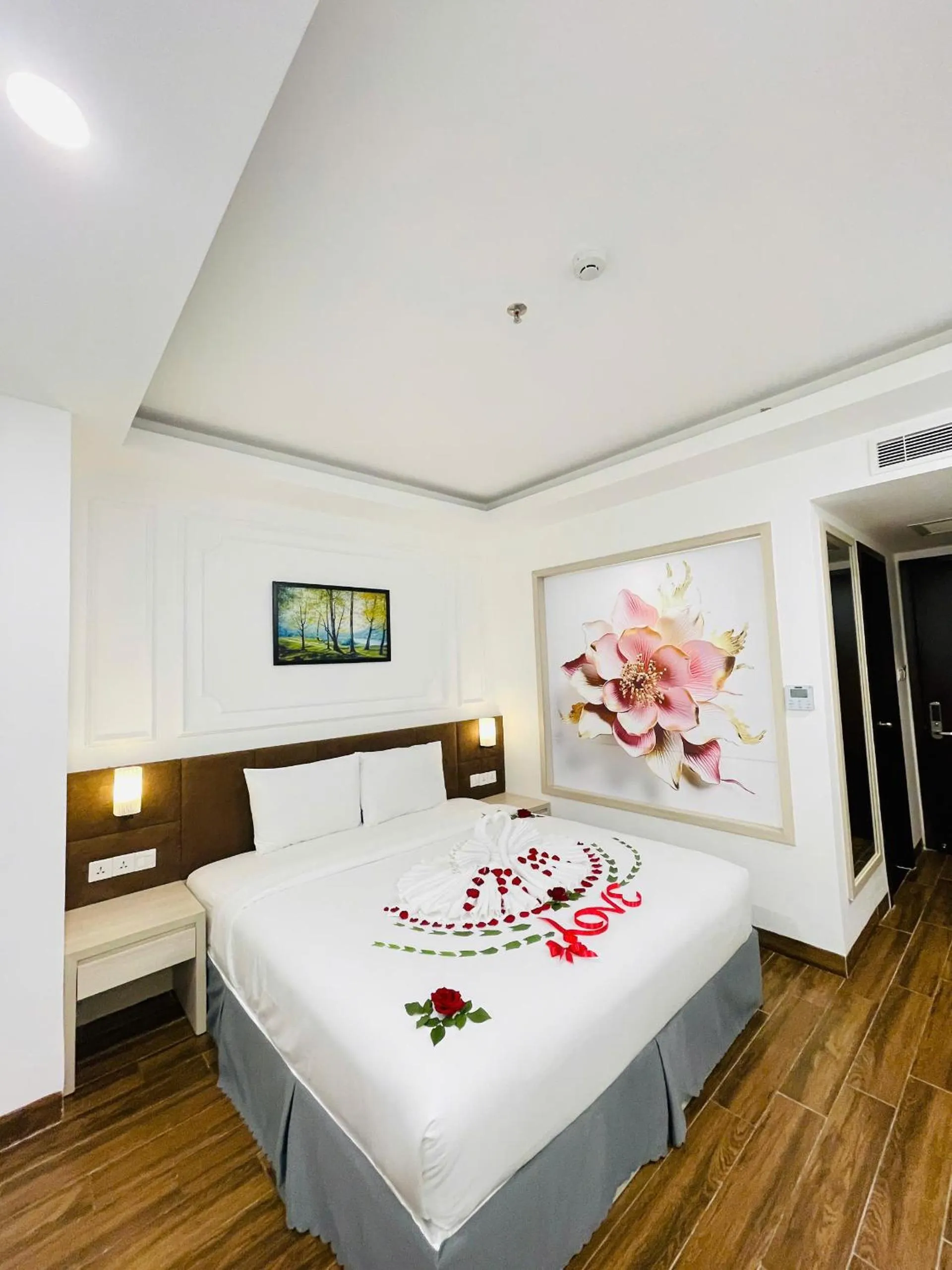 Property building, Bed in Hon Chong Retreat Hotel