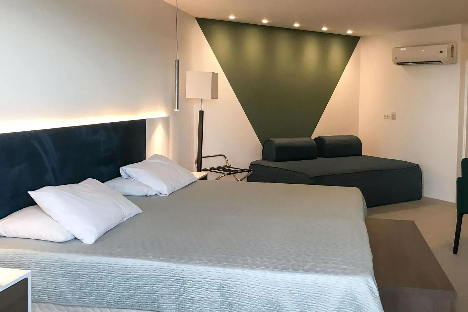 Bedroom, Bed in HY BEACH FLATS - INTERNATIONAL