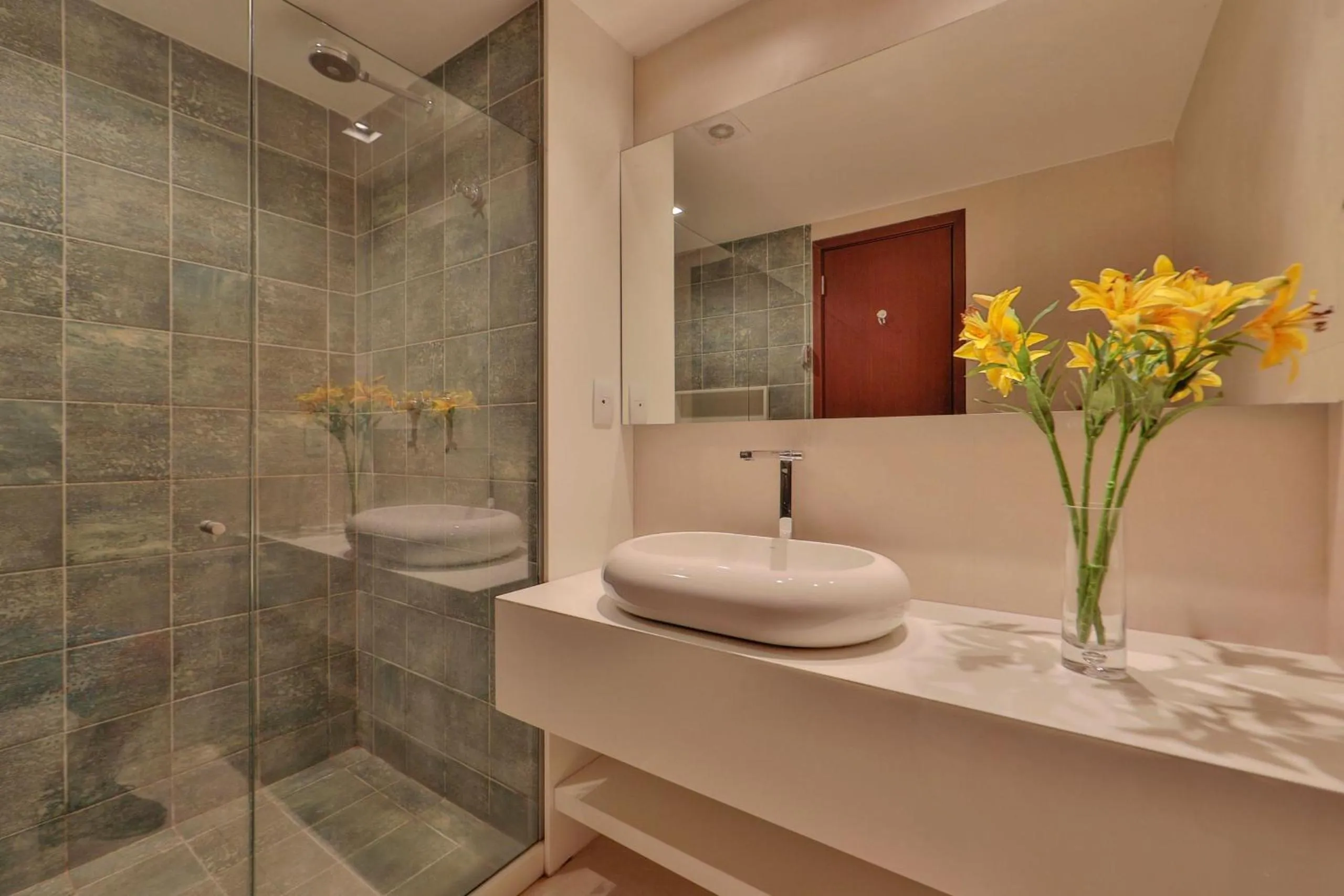 Shower in HY BEACH FLATS - INTERNATIONAL