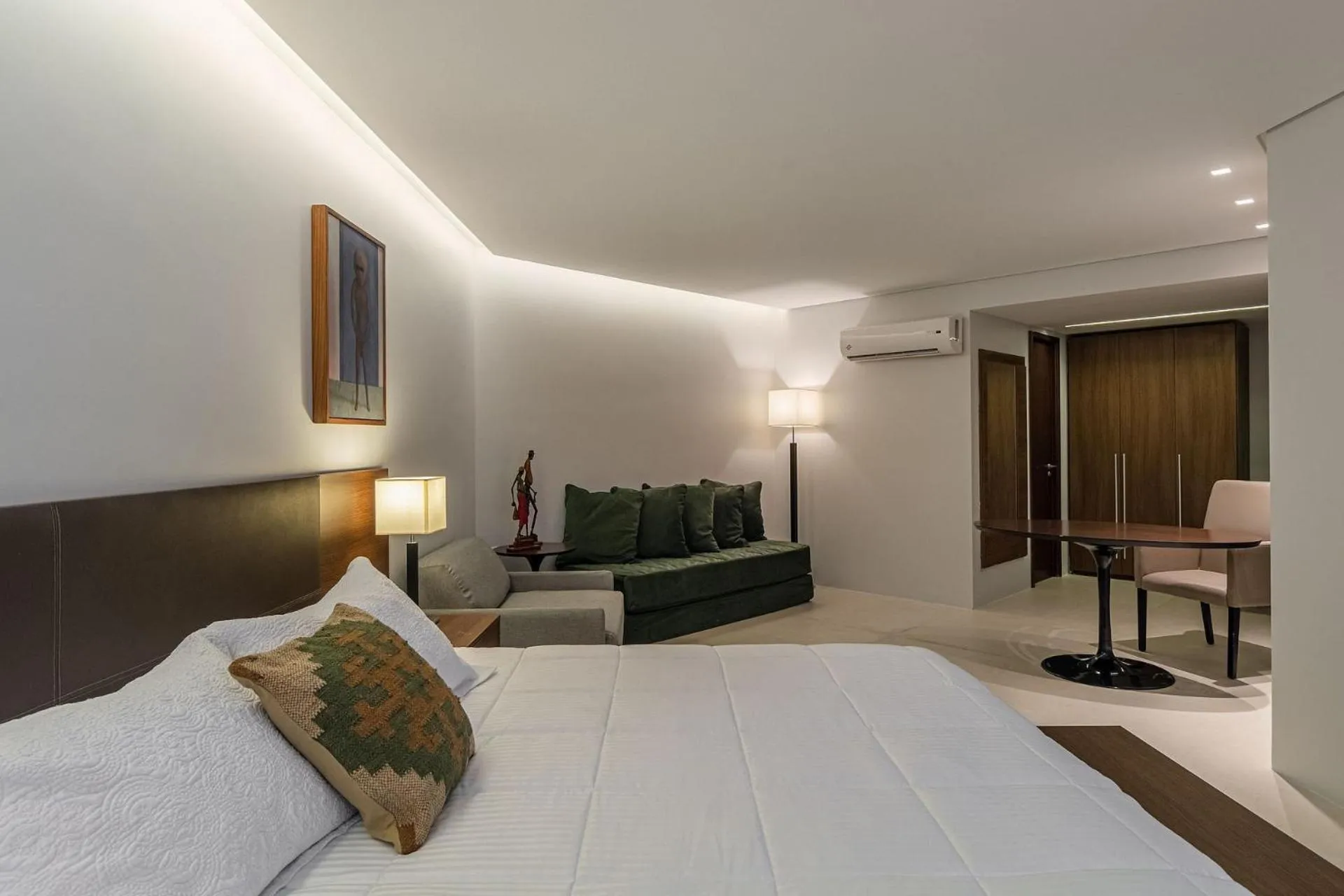 Bedroom, Bed in HY BEACH FLATS - INTERNATIONAL