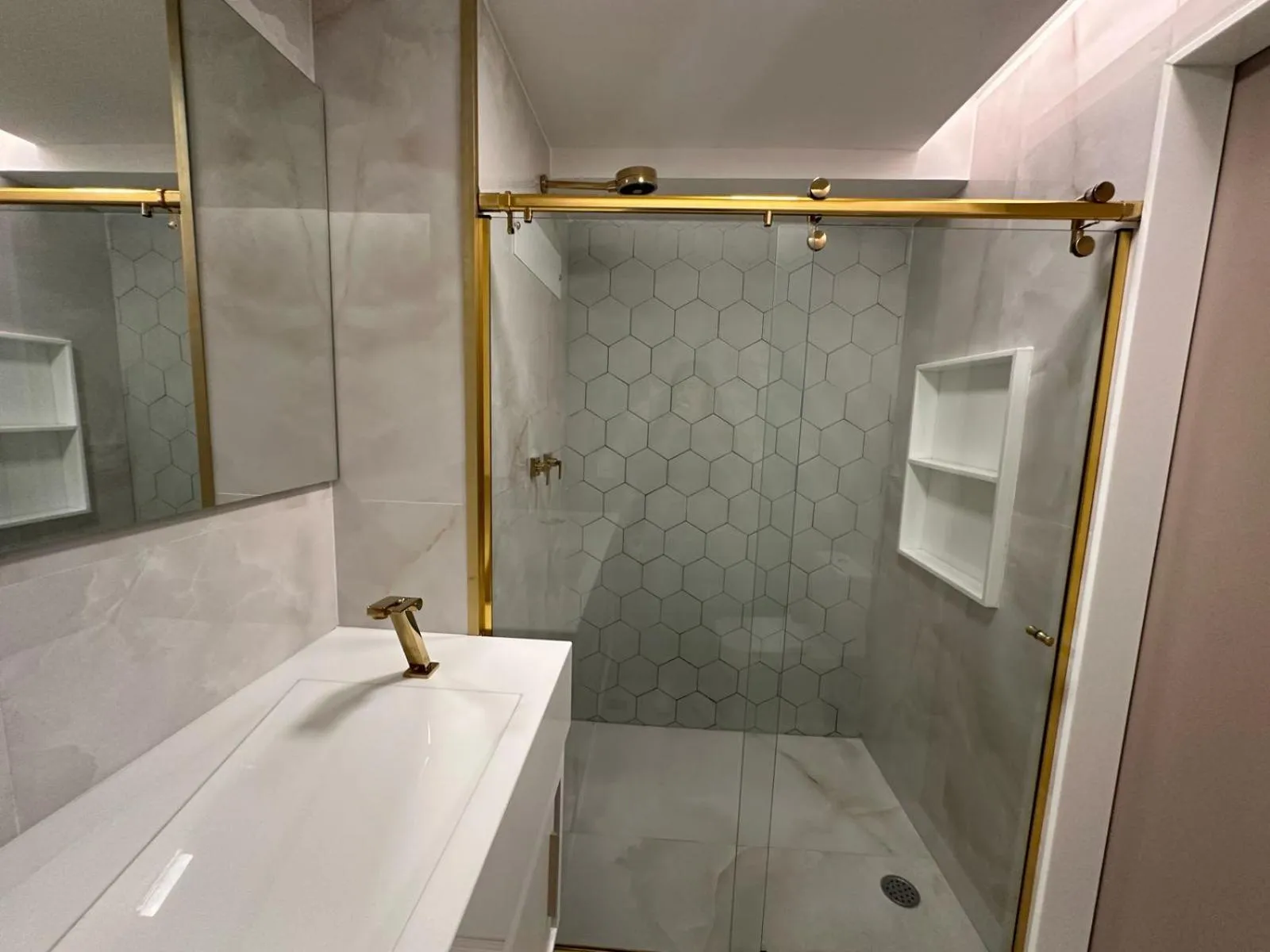 Shower in HY BEACH FLATS - INTERNATIONAL