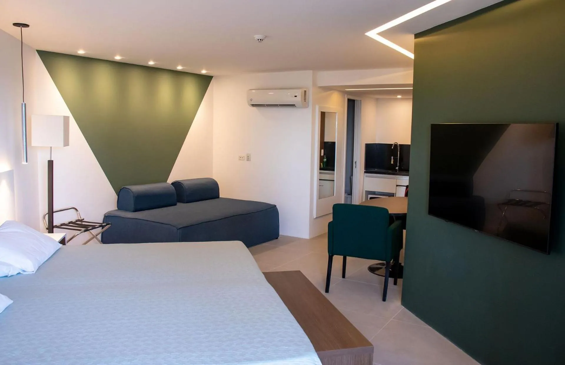 Bedroom, Bed in HY BEACH FLATS - INTERNATIONAL